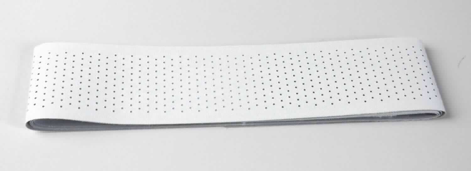 Überzogenes Gewebe, sog. Reflexband, Foto siehe Anlage,
- als Meterware, laut Antrag mit einer Breite von 5 cm und einer Länge von 100 m,
- aus einem Gewebe aus laut Antrag Aramid,
- mit einer reflektierenden Schicht; augenscheinlich beschichtet mit Klebstoff und flächendeckend überzogen mit 
  nicht vollständig eingebetteten, metallisierten Mikro-Glaskugeln (mit einem Durchmesser von weniger als 150 µm),
- das Überziehen ist mit dem bloßen Auge wahrnehmbar,
- mittig über eine Breite von ca. 3,5 cm mit runden Ausstanzungen versehen.

"Überzogenes Gewebe, anderes als in den Positionen 5901 bis 5906 genannte, beschichtet mit in Klebstoff 
 eingebetteten Kügelchen mit einem Durchmesser von nicht mehr als 150 µm"