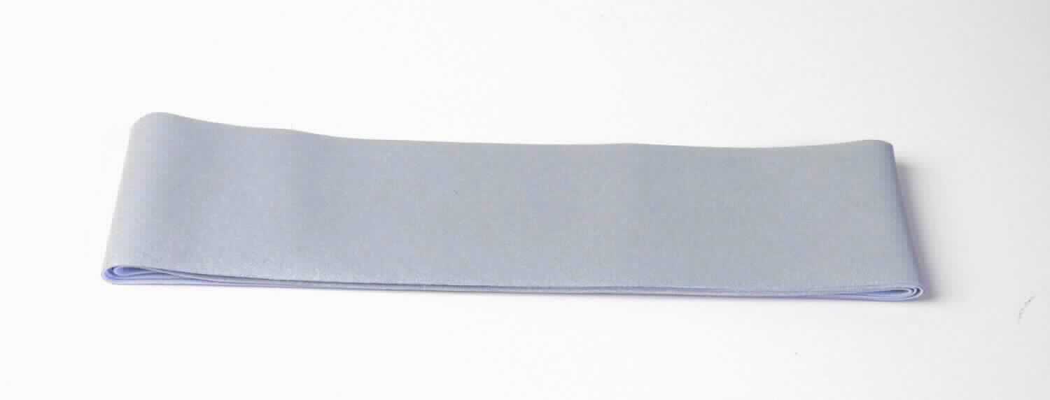 Überzogenes Gewebe, sog. Reflexband, Foto siehe Anlage,
- als Meterware, laut Antrag mit einer Breite von 5 cm und einer Länge von 200 m,
- aus einem Gewirke (