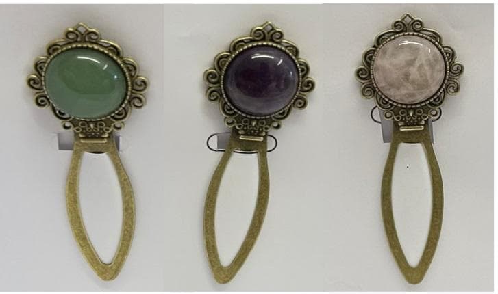 Lesezeichen aus unedlem Metall und aus Schmucksteinen ( Artikel-Nr. 63533 Artikel-Name: BIM Lesezeichen Lesezauber):

Es handelt sich um ein Lesezeichen aus unedlem Metall (Zink) und aus Schmucksteinen (Amethyst, Rosenquarz oder grüner Aventurin) sowie einer "Kordel" aus Spinnstoff.
Die Schmucksteine sind nicht nur eine unwesentliche Verzierung sondern bei der aus verschiedenen Stoffen bestehenden Ware charakterbestimmend (aufgrund des Wertes und der Größe).

- Abbildung siehe Anlage -
Derartige Erzeugnisse gehören als "andere Waren aus Schmucksteinen" zur Unterposition 7116 2080 der Kombinierten Nomenklatur (KN).