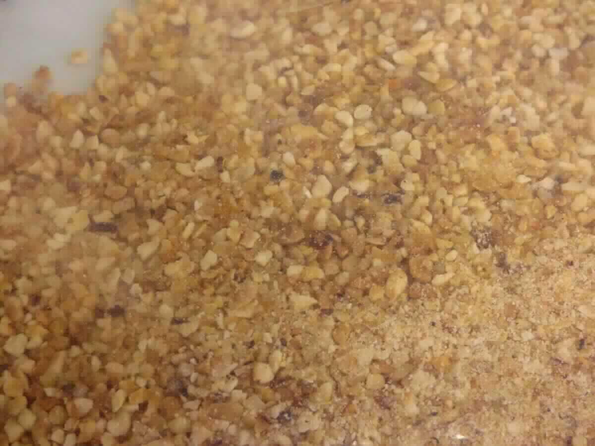 Haselnusszubereitung.

Antragsangaben (als zutreffend unterstellt): Geröstete Haselnüsse mit Kristallzucker. Verpackung: Kartons, darin Vakuumbeutel mit mindestens 10 kg Inhalt; Big Bags.

Beschaffenheit der vorgelegten Warenprobe: beigefarbene bis braune, gehackte Haselnüsse, durchzogen von Zuckerkristallen. Geschmack: süß, nach gerösteten Haselnüssen, nach Zucker.

Die Ware kann nach Art und Beschaffenheit der im Anhang zur Verordnung (EG) Nr. 377/2007 vom 29.03.2007 unter Ziffer 1 beschriebenen Haselnusszubereitung an die Seite gestellt werden. 

Früchte, Nüsse und andere genießbare Pflanzenteile, in anderer Weise zubereitet oder haltbar gemacht, auch mit Zusatz von Zucker, anderen Süßmitteln oder Alkohol, anderweit weder genannt noch inbegriffen, Schalenfrüchte, Erdnüsse und andere Samen, auch miteinander vermischt, andere, einschließlich Mischungen, in unmittelbaren Umschließungen mit einem Gewicht des Inhalts von mehr als 1 kg, keine tropischen Nüsse, andere, Haselnüsse.