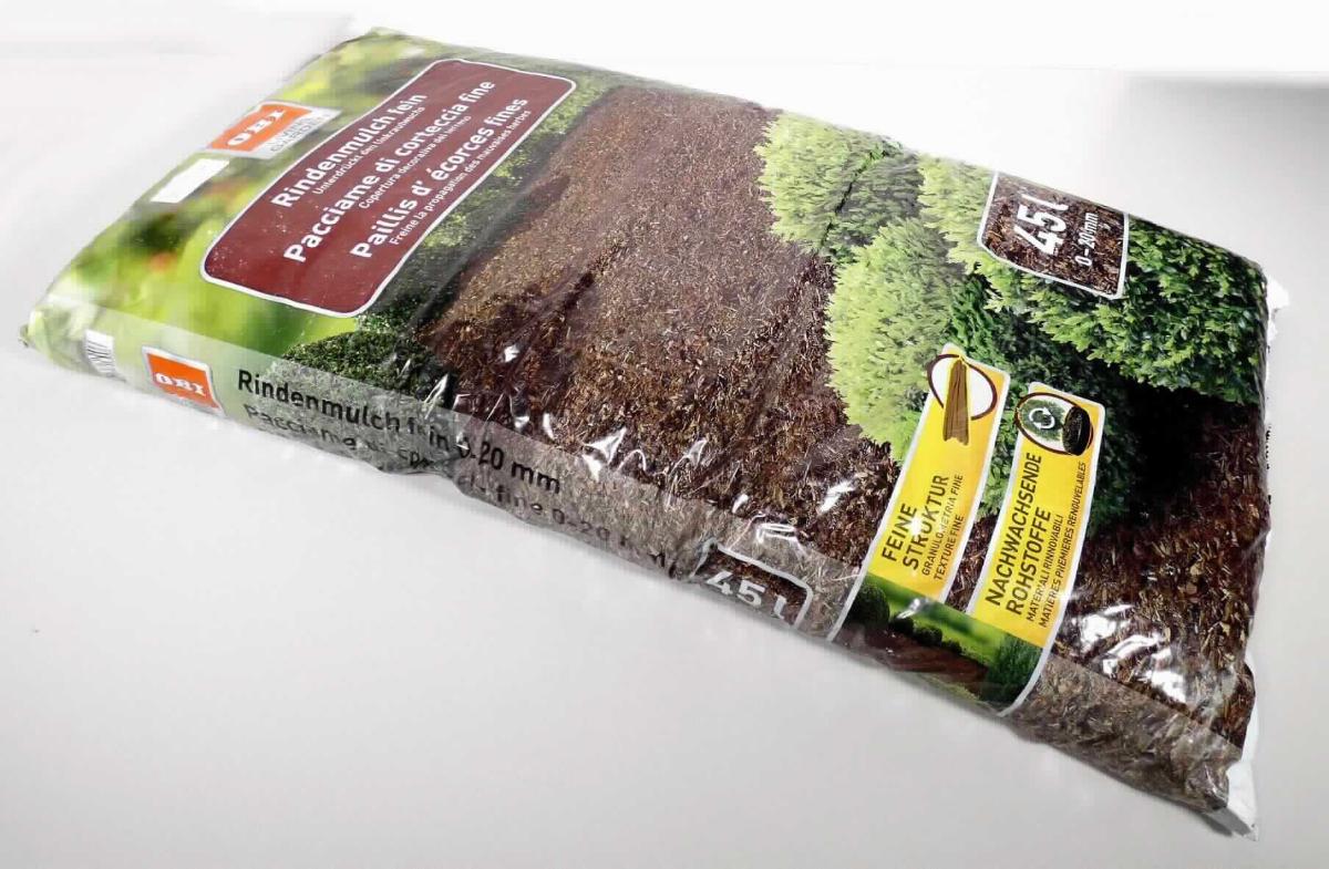 Angaben:
Rindenmulch fein 0-20 mm 45L; Bodenhilfsstoff  aus Nadelholzrinde (Fichte, Tanne, Douglasie und weitere), die durch Schreddern und Sieben aufbereitet wurde. 

Feststellungen:
Dunkelbraunes Gemisch aus Rindenfasern und -stücken sowie einzelnen Holzsplittern, augenscheinlich teilweise verrottet, mit humusartigem Geruch.

Befund:
Chemische Erzeugnisse und Zubereitungen der chemischen Industrie oder verwandter Industrien (einschließlich Mischungen von Naturprodukten), überwiegend aus organischen Verbindungen bestehend, anderweit weder genannt noch inbegriffen, andere.