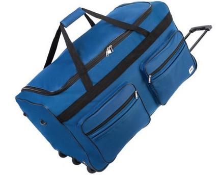 Reisetasche, Foto siehe Anlage,
- mit einer Außenseite aus Spinnstoffen (laut Antrag aus 100 % Polyester),
- am Bodenteil mit fünf Stellfüßen und an einer Schmalseite mit zwei Stellfüßen aus Kunststoff,
- mit einem ausziehbaren Griff zum Ziehen der Reisetasche auf drei Rollen (Trolleyfunktion),
  der bei Nichtgebrauch in einem Reißverschlussfach versenkbar ist,
- mit zwei zusammenfassbaren Tragegriffen und einer Trageschlaufe an einer Schmalseite,
- an einer Längsseite mit zwei aufgesetzten Reißverschlussfächern,
- an einer Schmalseite mit einem eingesetzten Reißverschlussfach,
- das Hauptfach ist mit einem an drei Seiten umlaufenden Reißverschluss versehen,
- - am Reißverschlusszipper mit einem Hängeschloss aus unedlem Metall ausgestattet,
- - teilweise gefüttert; ohne Inneneinteilung,
- mit den Abmessungen: ca. 85 cm (Breite) x 43 cm (Tiefe) x 44 cm (Höhe),
- in unterschiedlichen Farben,
- ohne Hinweise auf Handarbeit,
- mit einem in die Reisetasche eingelegten Kugelschreiber für den Einzelverkauf aufgemacht;
  der Kugelschreiber ist geringwertig und im Hinblick auf die Verwendung als unbedeutend zu
  betrachten, er ändert das Wesen der Hauptware nicht und ist deshalb wie diese einzureihen.

"Reisetasche, mit Außenseite aus Spinnstoffen, nicht handgearbeitet"