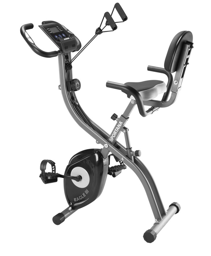 Bei der durch Antragsangaben und eine Fotografie veranschaulichten Ware handelt es sich um ein noch nicht zusammengesetztes, klappbares, auf dem Boden stehendes sog. Fahrrad-Ergometer (Abmessungen max. ca. 107 cm x 53 cm x 109 cm). Dieses ist im Wesentlichen mit einem Untergestell mit Standfüßen aus unedlem Metall, einem höhenverstellbaren Sitz mit Sattel, Rückenlehne und Handgriffen, zwei Pedalen zur Kraftausübung, Schwungrad mit magnetischem Spannsystem sowie einem "Lenker" mit LC-Display, Bedienelementen und einer sog. Smartphone- bzw. Tablethalterung ausgestattet. Über einen Drehknopf am Untergestell wird der Trittwiderstand und damit die verschiedenen Belastungsstufen des Fahrrad-Ergometers eingestellt. In den "Lenker" sind Sensoren zum Messen der Pulsfrequenz integriert. Das LC-Display zeigt Geschwindigkeit, Distanz, Kalorien, Fahrzeit und Herzfrequenz an. 

Die Ware findet z.B. im Wohn- oder Fitnessbereich zur allgemeinen körperlichen Ertüchtigung Verwendung. Der Nutzer tritt, auf dem Sattel sitzend, die Pedale, so dass mit dem Gerät die Bewegungen des Fahrradfahrens simuliert und der Körper trainiert wird. Für das Training des Oberkörpers weist das Fahrrad-Ergometer zwei am Untergestell befestigte, elastische sog. Trainingsbänder für Widerstandsübungen auf.

Charakterverleihender Bestandteil der zusammengesetzten Ware ist das Übungsgerät mit System zum Einstellen unterschiedlicher Belastungen.

Das noch nicht zusammengesetzte Fahrrad-Ergometer (charakterverleihend) ist gemeinsam mit Montagewerkzeug und einer Gebrauchsanweisung in einem Verkaufskarton verpackt (Warenzusammenstellung).

Derartige Erzeugnisse werden zolltarifrechtlich als "Gerät für die allgemeine körperliche Ertüchtigung, in Kapitel 95 anderweit weder genannt noch inbegriffen, nicht von den Unterpositionen (HS) 9506 11 bis 9506 70 erfasst, Übungsgerät mit System zum Einstellen unterschiedlicher Belastungen" eingereiht.