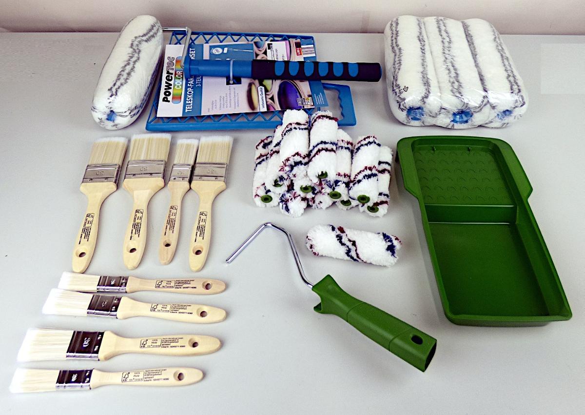 Bei der als "Acrylpinselset, 8-teilig PRO XXL" bezeichneten Ware handelt es sich um acht verschiedene Flachpinsel zum Auftragen von Farbe bzw. Lack.
Die gemeinsam in einer Kunststoffverpackung mit Produktinformation aufgemachten Pinsel bestehen jeweils aus einem Stiel aus Holz, einer Zwinge aus Metall und Synthetik-Borsten als Einzugsmaterial (zwischen 20 und 60 mm Breite).

Die Pinsel sind jeweils als "Pinsel, zum Auftragen von Anstrichfarben, Lack oder dergleichen" einzureihen.