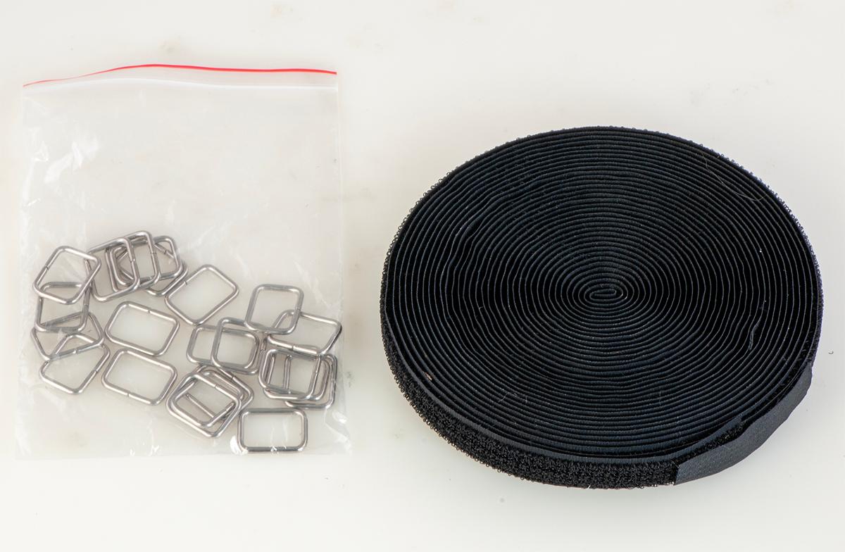 Bänder, Foto siehe Anlage,
- mit Befestigungsmaterial (23 sog. Metallösen) in einem Polybeutel verpackt,
- laut Antrag mit einer Breite von 20 mm und einer Länge von 10 m,
- aus einem Samtgewebe mit Flor und Schlingen,
- aus synthetischen Chemiefasern,
- an den beiden Längsseiten mit unechten Webkanten,
- an den Schmalseiten lediglich geschnitten (nicht konfektioniert).

"Bänder, keine Waren der Position 5807, aus Samt (gewebt), aus Chemiefasern"