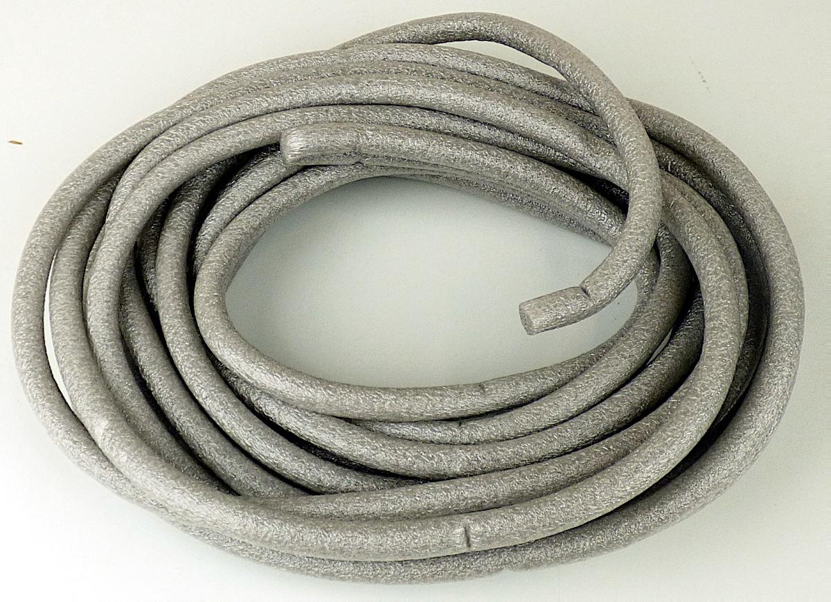 Angaben des Antragstellers:
Fugenunterfüllprofil
Material: PE (Polyethylen) Schaum, grau; Länge: 8 m; Durchmesser: 10 mm

Feststellungen an einem Warenmuster:
Es wurde ein graues Monofil aus Zellkunststoff vorgelegt (Durchmesser: ca. 1 cm). Das Monofil befindet sich aufgerollt in Aufmachung für den Einzelverkauf in einer bunt bedruckten Pappverpackung.

Befund:
Es liegt ein Monofil aus Polymeren des Ethylens im Sinne der Position 3916 vor.