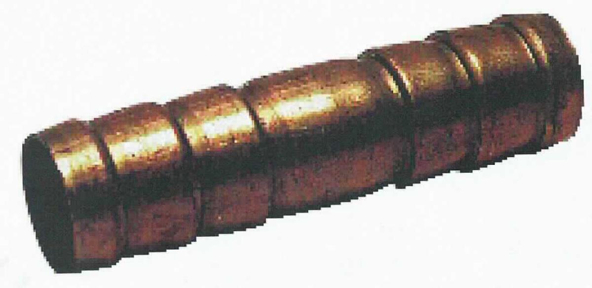 Rohrverbindungsstück aus Kupfer

Bei der Ware handelt es sich um ein konzentrisches Hohlerzeugnis, das an beiden Seiten zu Tüllen (1/2") abgestuft ist. Das Erzeugnis ist nach den Angaben aus einer Kupfer-Zink-Legierung (Messing) gefertigt. Die Ware dient dem Verbinden von Schläuchen. 

Die Ware ist nach ihrer Beschaffenheit als "Rohrverbindungsstück aus einer Kupferlegierung" in die Codenummer 7412 2000 00 0 des Zolltarifs einzureihen.