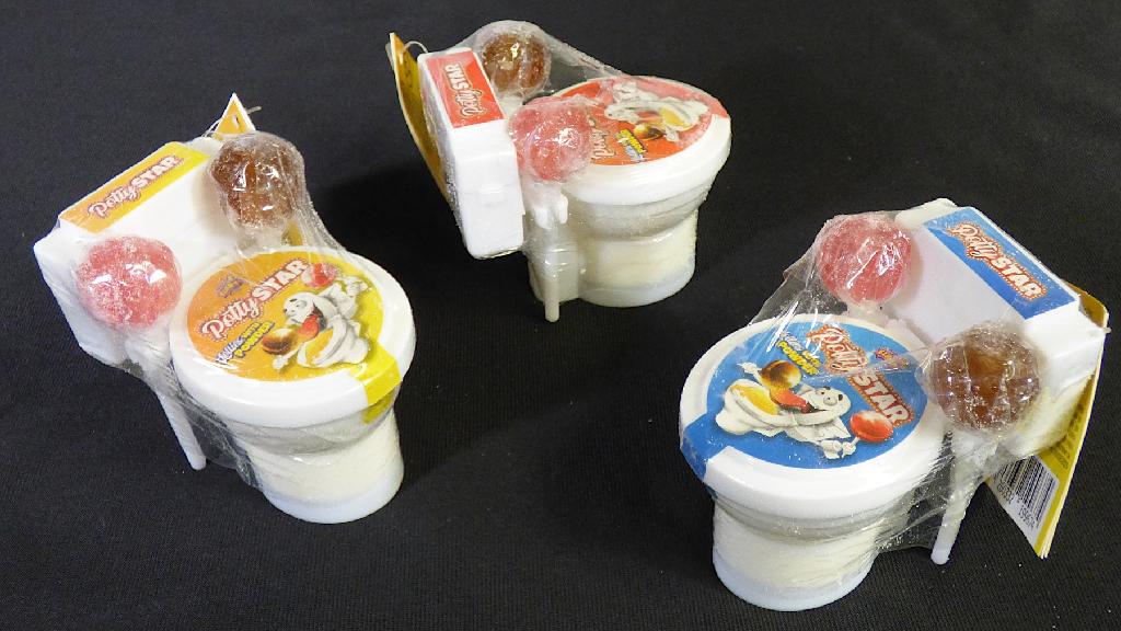 Andere Zuckerware; Hartkaramellen

Bei der vorgelegten und als "Potty Star Artikelnummer 24005" bezeichneten Ware handelt es sich um zwei halbrunde Hartkaramell-Lutscher mit einem größten Durchmesser von ca. 23 mm und einer Höhe von ca. 20 mm. Die Lutscher sind an einem ca. 65 cm langen Kunststoff-Stiel aufgemacht und in Kunststofffolie eingewickelt.

Aus den Antragsangaben zu den Gehalten der Inhaltsstoffe wurden folgende für den Meursing-Zusatzcode relevante Werte ermittelt: 
- Stärke/Glucose: 25 bis weniger als 50 GHT, 
- Saccharose/Invertzucker/Isoglucose: mehr als 50 GHT. 
Milchfett und Milchprotein werden aufgrund der Zutatenliste ausgeschlossen.

Zwei Lutscher sind gemeinsam mit einer Spielzeug-Toilette aus Kunststoff (DEBTI-45130/22-1) und Schleckpulver (DEBTI-45130/22-3) in Kunststofffolie eingeschweißt und mit einem Hangtag versehen. Eine gemeinsame Einreihung als Warenzusammenstellung im Sinne der AV 3 b) kommt nicht in Betracht, da kein gemeinsamer Bedarf ermittelt werden kann. Ebenso scheidet eine Einreihung als Kombination aus, da das Set aufgrund des Umfangs der Zuckerwaren nicht den wesentlichen Charakter von Spielzeug hat. Die einzelnen Bestandteile sind somit getrennt einzureihen.

Die Ware ist als andere Zuckerware ohne Kakaogehalt, Hartkaramellen in die Unterposition 1704 9071 00 des TARIC einzureihen.