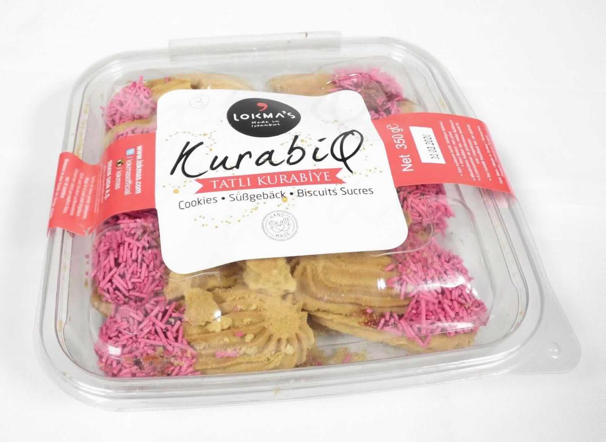 Gesüßte Doppelkekse mit Apfelmarmelade

Ein Warenmuster (in Originalumschließung) lag vor.

Etikettierte, farblose, transparente Kunststoffwanne mit Kunststoffdeckel mit Angaben zum Erzeugnis (Cookies; Süßgebäck mit Apfelmarmelade; 350 g) und zu den Zutaten (siehe Feld 8); darin braune, längliche, gespritzte, an einem Ende mit pinkfarbenen Zuckerstreuseln bestreute Doppelkekse (Länge ca. 7 cm; Dicke ca. 3 cm), gefüllt mit einer Fruchtmasse; Geschmack nach gesüßtem Mürbegebäck, fruchtig.

Wassergehalt im Keksanteil: 12 GHT oder weniger (nach der Warenbeschaffenheit)
Fettgehalt im Keksanteil: 35 GHT oder weniger (nach der Warenbeschaffenheit)
Stärke/Glucose*: 25 bis weniger als 50 GHT
Saccharose/Invertzucker/Isoglucose**: 5 bis weniger als 30 GHT
Milchfett und Milchprotein nach der Zutatenliste nicht enthalten
*: festgestellt gemäß VO (EG) 900/2008; VO (EU) 118/2010
**: festgestellt gemäß VO (EG) 900/2008

Backware, auch kakaohaltig, gesüßte Kekse, weder mit Schokolade noch mit kakaohaltigen Überzugsmassen 
überzogen oder bedeckt, mit einem Gehalt an Milchfett von weniger als 8 GHT, Doppelkekse.