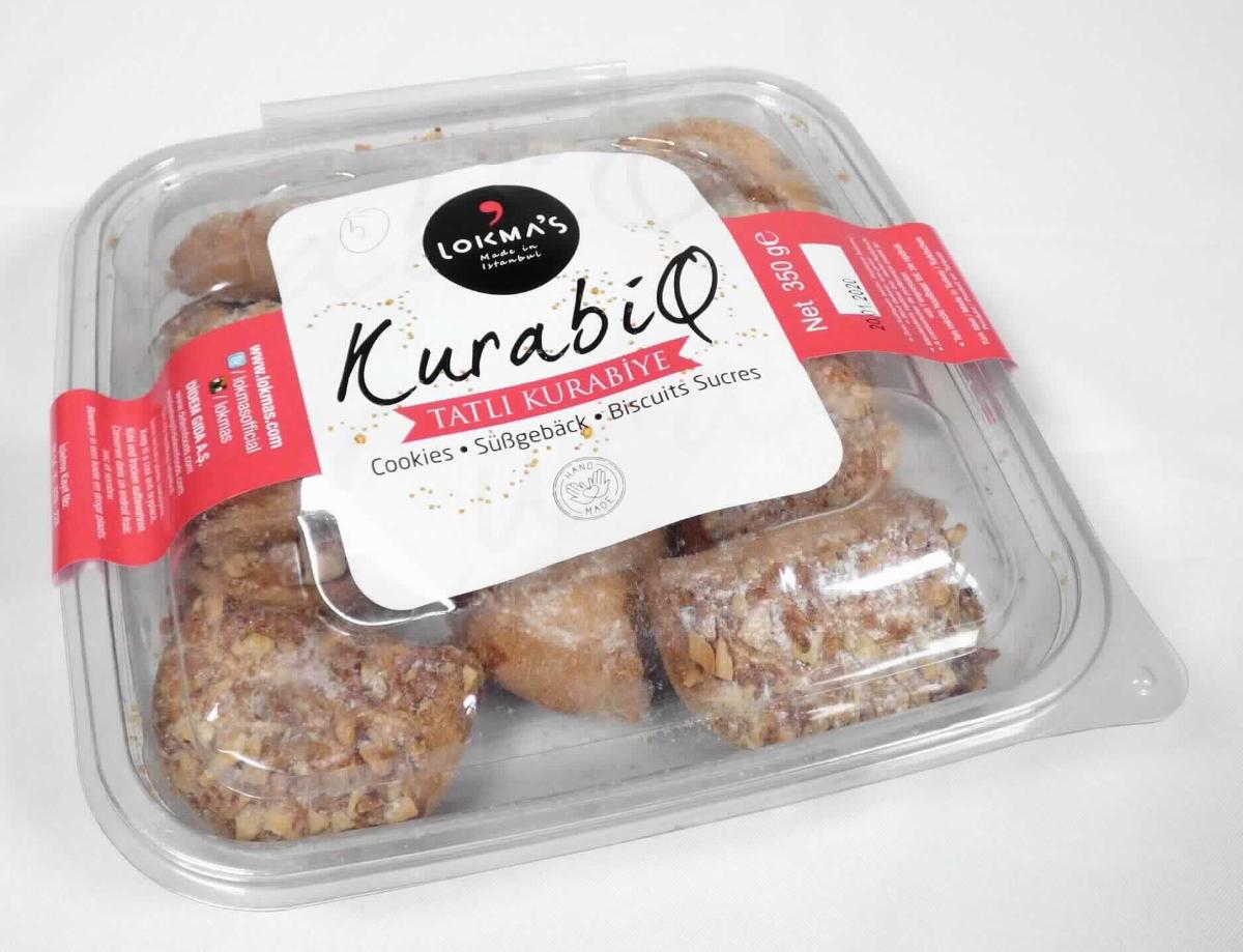 Gesüßte Kekse mit Apfel

Ein Warenmuster (in Originalumschließung) lag vor.

Etikettierte, farblose, transparente Kunststoffwanne mit Kunststoffdeckel mit Angaben zum Erzeugnis (Cookies; Süßgebäck mit Apfel; 350 g) und zu den Zutaten (siehe Feld 8); darin halbrunde, braune, mit Puderzucker bestäubte und Erdnussstücken bestreute Kekse (Durchmesser ca. 5,5 cm; Dicke ca. 1,5 cm), keine Doppelkekse; Geschmack nach gesüßtem Mürbegebäck mit Erdnüssen.

Wassergehalt: 12 GHT oder weniger (nach der Warenbeschaffenheit)
Fettgehalt: 35 GHT oder weniger (nach der Warenbeschaffenheit)
Stärke/Glucose*: 25 bis weniger als 50 GHT
Saccharose/Invertzucker/Isoglucose**: 5 bis weniger als 30 GHT
Milchfett und Milchprotein nach der Zutatenliste nicht enthalten
*: festgestellt gemäß VO (EG) 900/2008; VO (EU) 118/2010
**: festgestellt gemäß VO (EG) 900/2008

Backware, auch kakaohaltig, gesüßte Kekse, weder mit Schokolade noch mit kakaohaltigen Überzugsmassen 
überzogen oder bedeckt, mit einem Gehalt an Milchfett von weniger als 8 GHT, keine Doppelkekse.