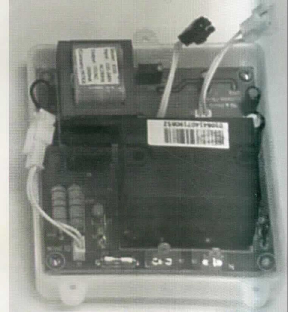 Elektronikmodul, sog. "Motor Circuit Board", als Maschinenkombination, im Wesentlichen bestehend aus
- einer mit aktiven und passiven Bauelementen bestückten gedruckten Schaltung (Abmessungen: 
  ca. 170 x 105 mm), mit u.a. Prozessor, speicherprogrammierbarem Mikrocontroller sowie Brückengleichrichter, 
  Transformator, Temperatursensoren und verschiedenen Anschlusskabeln,
- für eine Spannung von 220 - 240 Volt,
- nach Montage an die Pumpe und elektrischem Anschluss des Bedien-Panels eines Whirlpools zur Steuerung
  der verschiedenen Gerätefunktionen (kennzeichnende Haupttätigkeit) sowie zur Stromversorgung der 
  einzelnen Komponenten nach Spannungsumformung.

Die Ware ist als "Steuerung, keine Vermittlungseinrichtung der Position 8517, für eine Spannung für 1000 Volt oder weniger, kein Steuerschrank für numerische Steuerungen mit eingebauter automatischer Datenverarbeitungsmaschine, speicherprogrammierbare Steuerung, nicht von den TARIC-Unterpositionen 8537 1091 10 bis 8537 1091 70 erfasst" einzureihen.