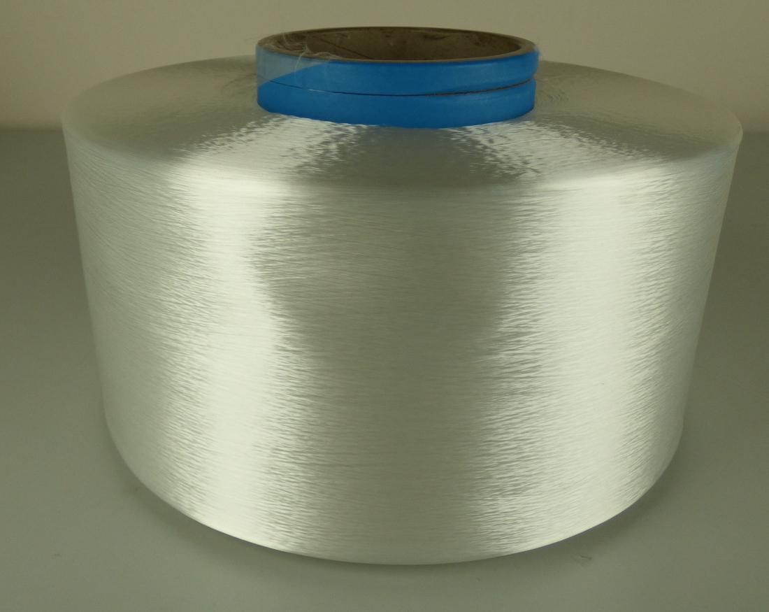 Hochfestes Garn, Foto siehe Anlage,
- auf eine Pappspule aufgewickelt,
- aus synthetischen Filamenten (laut Antrag Polyester),
- nicht texturiert,
- mit einem Titer von laut Antrag ca. 85 dtex, somit kein Bindfaden,
- nicht gezwirnt, somit kein Nähgarn und nicht in Aufmachung für den Einzelverkauf,
- mit einer Festigkeit von laut Antrag ca. 78 cN/tex, somit hochfest.

"Garn aus synthetischen Filamenten, kein Nähgarn, nicht in Aufmachungen für den Einzelverkauf,
 hochfest, aus Polyester"