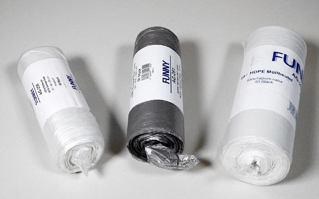Nach den Angaben der Antragstellerin handelt es sich um sog. "Müllsäcke", bestehend aus miteinander verschweißten Folien aus Polyethylen (HDPE, Kunststoff im Sinne der Anmerkung 1 zu Kapitel 39) in verschiedenen Größen:
- AG-257; 310 x 370 mm; transparent; ca. 10 l; 4,5 µ
- AG-258; 490 x 600 mm; transparent; ca. 30 l; 4,5 µ
- AG-259; 300/240 x 530 mm; weiß; 12 µ
- AG-260; 450 x 520 mm; transparent; ca. 18 l; 4,5 µ
- AG-261; 500 x 600 mm; grau; ca. 30 l; 4,5 µ
- AG-262; 630 x 740 mm; transparent; ca. 60 l; 5 µ
- AG-264; 385/245 x 850 mm; weiß; ca. 90 l; 7 µ
- AG-266; 630 x 740 mm; transparent; ca. 60 l; 6 µ
- AG-267; 500 x 600 mm; grau; ca. 30 l; 5 µ.
Die transparenten Erzeugnisse sind als Rolle zu 50 Stück aufgemacht und mit einer bedruckten Papierbanderole versehen. Sie dienen als Transport- oder Verpackungsmittel für z. B. Hausmüll und sind für eine längere Verwendung nicht vorgesehen.

Zolltarifrechtlich handelt es sich um "Transport- oder Verpackungsmittel aus Kunststoffen, Säcke und Beutel (einschließlich Tüten) aus Polymeren des Ethylens".