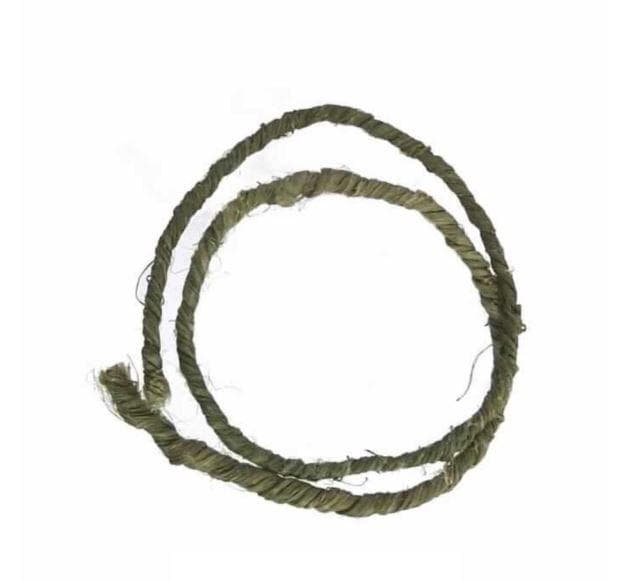 Draht aus Stahl, verzinkt und mit Jute ummantelt

Bei der Ware handelt es sich um Draht mit über die gesamte Länge gleichbleibendem kreisrunden Querschnitt, Durchmesser ca. 1,0 mm, in Form von Ringen. Nach den Angaben besteht der Draht aus einem nicht legierten Stahl mit der Werkstoffbezeichnung St37, mit einem Kohlenstoffgehalt von weniger als 0,25 GHT. Oberflächlich ist der Draht verzinkt und zusätzlich mit Jute in variierenden Farben ummantelt (Gesamtdurchmesser 3-5 mm).

Die Ware ist nach ihrer Beschaffenheit als anderer verzinkter Draht aus nicht legiertem Stahl, mit einem Kohlenstoffgehalt von weniger als 0,25 GHT, in den TARIC-Code 7217 9020 00 einzureihen.