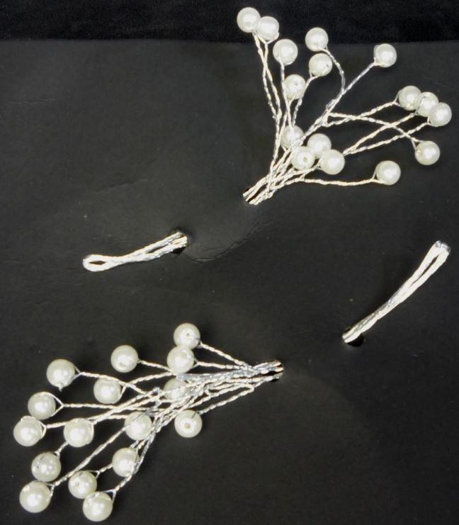 Ware aus künstlichen Früchten, Foto siehe Anlage,
- nach den Antragsangaben:
- - in Form von Nachbildungen von Beeren an Fantasiezweigen:
- - - mit einem Astwerk aus verdrehtem, silberfarbenem Draht aus unedlem Metall,
- - - mit durch den Draht gezogenen und durch Verdrehen (einem dem Binden ähnlichen Verfahren)
       in Blumenbindetechnik an den Zweigspitzen befestigten Beerennachbildungen aus Kunststoff,
- - mit einer Länge von ca. 16 cm,
- - zur Dekoration von Hochzeitsschmuck bestimmt,
- - auf einer Kartonunterlage in einem Kunststoffbeutel verpackt,
- der Kunststoff bestimmt im Hinblick auf das äußere Erscheinungsbild den wesentlichen Charakter
  der Ware.

"Ware aus künstlichen Früchten, aus Kunststoff"