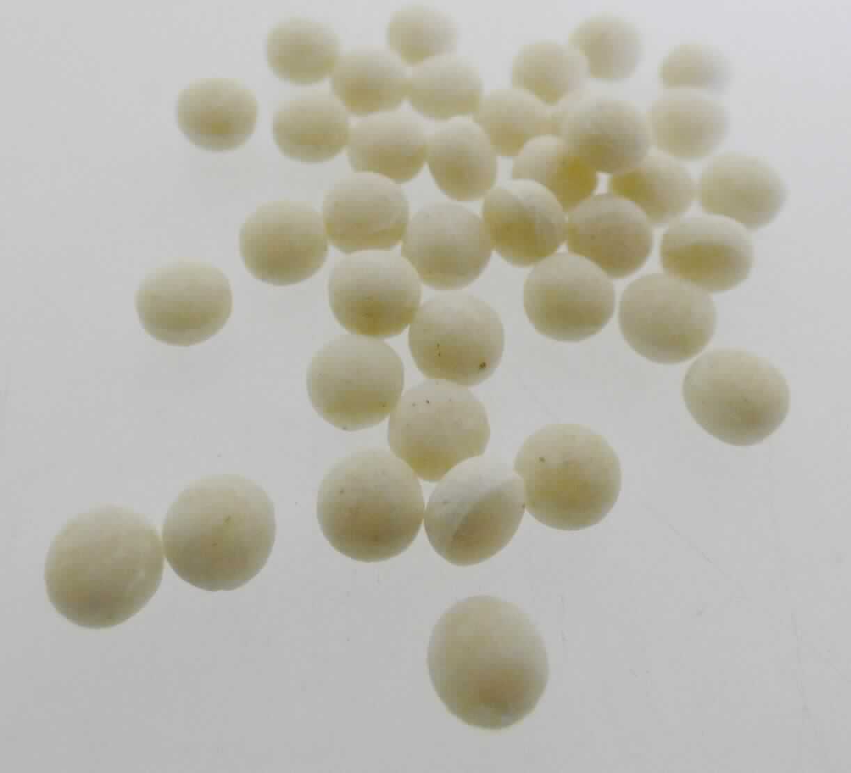 Ptitim (Israelischer Couscous)

Beschreibung des vorgelegten Warenmusters:
Sehr regelmäßige cremefarbene, linsenförmig gewölbte runde Pellets, leicht aufgebläht, Durchmesser ca. 0,5 cm, Dicke ca. 0,3 cm, als Warenmuster abgepackt in kleinem Tütchen. Nach den vorgelegten Photos kommt das Erzeugnis original verpackt in einem überwiegend gelb-rot bedruckten Plastikbeutel mit englisch- und französischsprachigen Angaben in den Handel; der Aufdruck enthält Angaben zum Erzeugnis ("Israeli (Pearl) Couscous ORIGINAL" und "Pates Grillées Israéliennes"), zum Nettoinhalt (10 kg), zu den Zutaten (siehe Feld 8) und zur Zubereitung (1 1/4 Tassen kochendes Wasser zur ersten Tasse Israelischem Couscous geben, zu jeder zusätzlichen Tasse Couscous 1 Tasse Wasser hinzufügen, Deckel schließen und 8 - 10 Minuten köcheln lassen, gelegentlich umrühren, nach Geschmack Salz hinzufügen).

Couscous, nicht zubereitet.