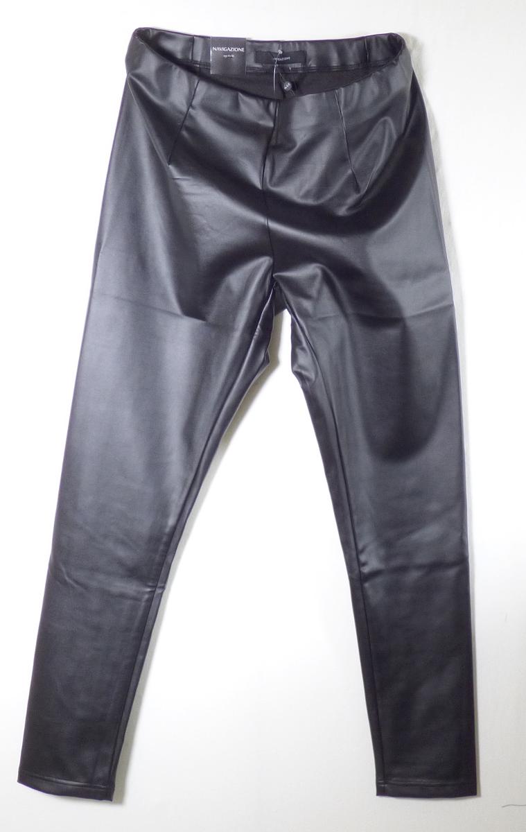 Lange Hose, sog. Damen-Hose, Art. 70660, Größe 42, Foto siehe Anlage,
- in einem Polybeutel verpackt,
- aus ca. 0,8 mm dicken, einfarbigen, einseitig (Außenseite) mit geprägtem Kunststoff  (keine Zellstruktur
  erkennbar) überzogenen, gerauten Gewirken der Position 5903 aus laut Antrag 95 % Polyester und 
  5 % Elasthan (beides synthetische Chemiefasern),
- in der Taille abschließend, mit einem Taillenbund, der durch Umschlagen des oberen Randes und
  stellenweises Festnähen gebildet und mit einem am "Umschlag" angenähten, elastischen Band
  dehnbar ist, 
- ohne Öffnung und ohne Verschluss,
- mit knöchellangen Hosenbeinen,
- an den Beinabschlüssen durch Umschlagen und Festnähen gesäumt.

"Kleidung (Hose) aus Gewirken der Position 5903"