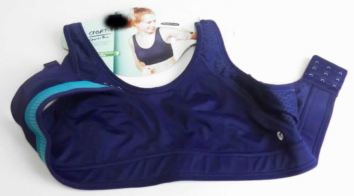 Bustier, sog. Damen Sport BH, P.99807, Größe 80 B , Foto siehe Anlage,
- an einem bedrucktem Pappaufhänger befestigt,
- zweilagig gearbeitet; mit Außenlagen aus verschiedenen, bis zu 0,9 mm dicken, unterschiedlich strukturierten, 
  einfarbigen Gewirken aus laut Antrag 78 % Polyamid und 22 % Elasthan (beides synthetische Chemiefasern) und 
  Innenlagen aus verschiedenen, bis zu 1,2 mm dicken, einfarbigen Gewirken aus laut Antrag 100 % Polyester 
  (synthetische Chemiefasern),
- bis kurz unter die Brust reichend (Rückenlänge: ca. 30 cm), 
- mit ca. 2 cm breiten, längenverstellbaren Schulterträgern, 
- im Rücken mit einem Haken- und Ösenverschluss,
- am unteren Rand mit einem ca. 3,5 cm breiten, elastischen Bund, 
- an allen Rändern mit Randeinfassungen versehen,
- ohne ausgearbeitetes Büstenteil; das Kleidungsstück ist nach Schnitt und Ausstattung nicht dazu bestimmt, die 
  Einzelbüste zu stützen, zu formen oder zu korrigieren (somit keine Ware der Position 6212).

"Kleidung, andere als in den Positionen 6101 bis 6113 genannte, aus Gewirken, aus Chemiefasern"