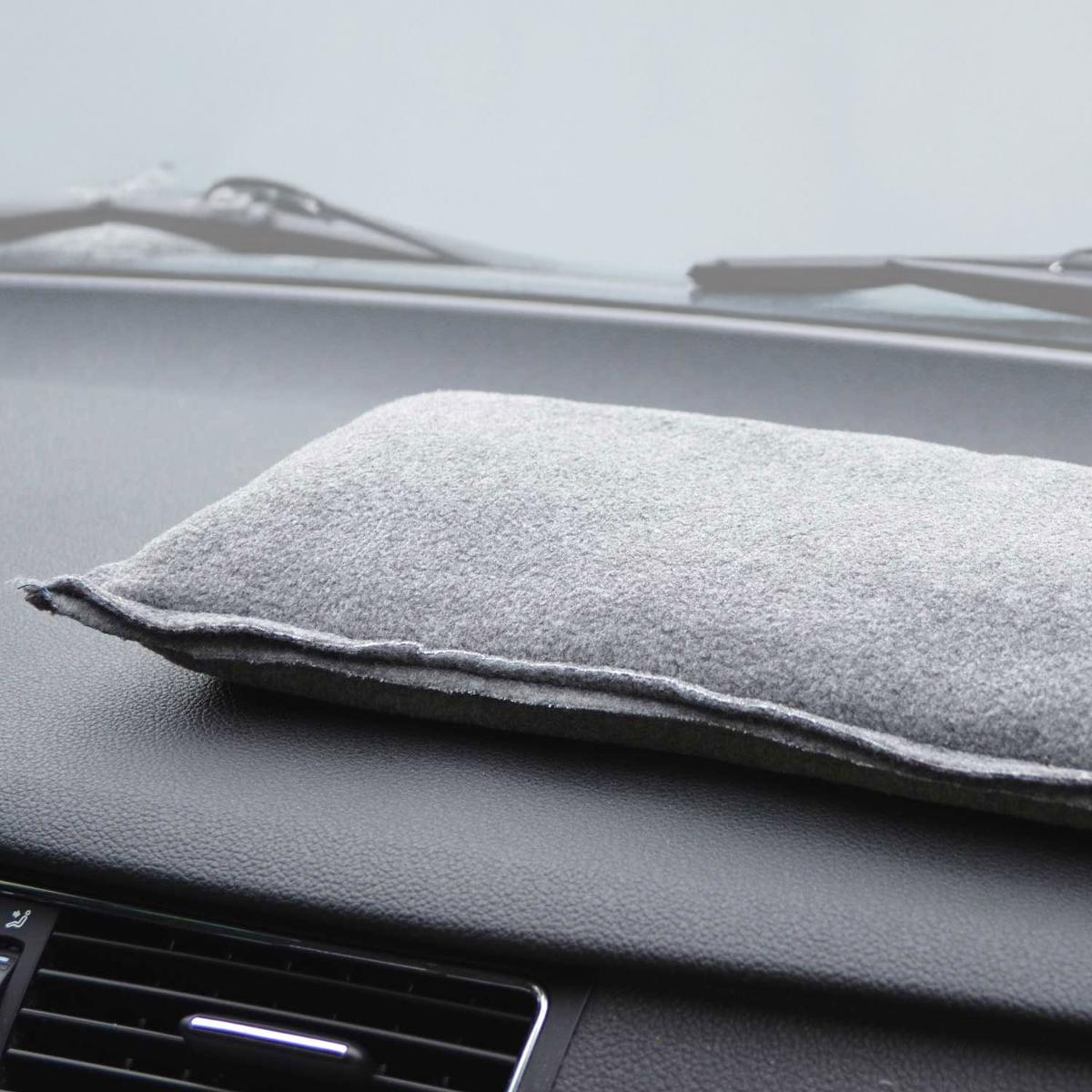 Angaben:
"Luftentfeuchtersack 1000g". Es handelt sich um eine Hülle aus grauem, luftdurchlässigem Polyestergewebe, welche mit einem Silicagel gefüllt ist und zur Trocknung der Raumluft dienen soll.

Feststellungen:
Rechteckiger, rundum vernähter Beutel aus grauem Fleecestoff, auf einer Seite mit zwei selbstklebenden Klettverschlüssen versehen. In dem Beutel befindet sich ein weiterer verschweißter Beutel aus weißem Vliesstoff, der mit einem farblosen, dursichtigen Granulat von kugelförmiger bis gebrochener Struktur und einer Korngröße von ca. 2-4 mm gefüllt ist. Das Luftentfeuchterkissen hat Maße von etwa 15 x 31 cm und ist für den Einzelverkauf in einem klarsichtigen Kunststoffbeutel eingeschweißt und weiterhin in einer buntbedruckten Pappfaltschachtel verpackt.

Befund:
Chemische Erzeugnisse und Zubereitungen der chemischen Industrie oder verwandter Industrien (einschließlich Mischungen von Naturprodukten), anderweit weder genannt noch inbegriffen: andere.