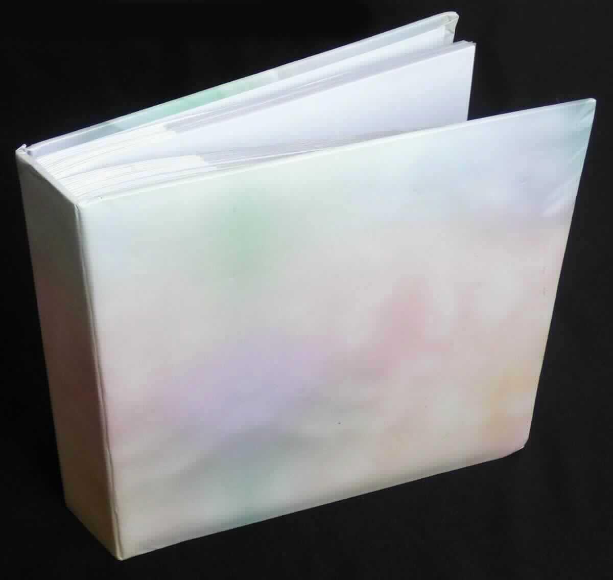 Es handelt um ein Album zum Aufbewahren und Präsentieren von Papierabzügen von Photographien (Abmessungen etwa 22,5 x 22,2 x 4,9 cm). Es besteht aus einem Einband mit Lagen aus Pappe und Wellpappe, deren Innen- und Außenflächen mit Papier beklebt sind. Das Papier auf den Außenflächen ist bunt bedruckt und mit einer dünnen Kunststofffolie überzogen. In den Einband sind 52 Blatt weißes Papier mit Hilfe von Klebstoff eingebunden. 50 Blätter sind jeweils beidseitig zu einem Viertel mit Schreiblinien bedruckt und zu Dreivierteln jeweils mit einer Tasche aus farbloser, klarsichtiger Kunststofffolie abgedeckt. Die beiden Folienlagen sind über jeweils zwei in das Blatt Papier in einer Linie positionierte, geschlitzte Aussparungen hindurch miteinander punktuell verschweißt, damit auf jeder Papierseite, gesichert gegen Verrutschen, zwei photographische Papierabzüge zwischen das Papier und die abdeckende Folie geschoben werden können. 
Abbildung siehe Anlage.

Derartige Waren gehören als "Alben für Muster oder Sammlungen, aus Papier oder Pappe" zum TARIC-Code
4820 50 00 00, da es sich zolltarifrechtlich um eine aus verschiedenen Stoffen zusammengesetzte Ware handelt, deren wesentlicher Charakter nach dem Umfang und der Bedeutung für die Verwendung durch das Papier und die Pappe bestimmt wird.