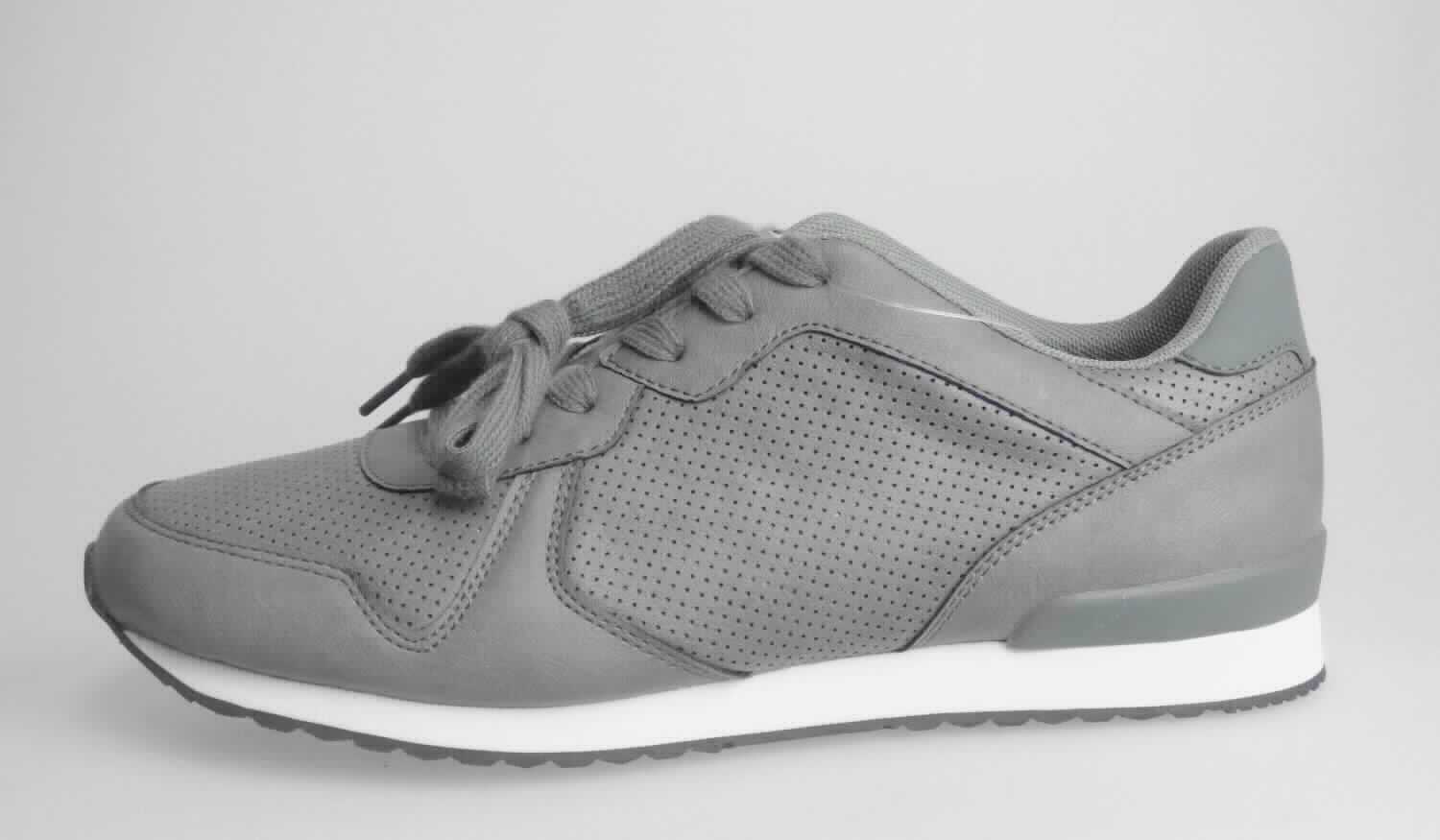 Halbschuhe (lt. Antrag: "Herren Retro Sneaker", Größe 41, Foto siehe Anlage)
- mit Laufsohlen aus (lt. Antrag) Kunststoff/Kautschuk, 
- mit Oberteil (geschlossenes Blatt) aus Kunststoff (Spinnstoff mit einer mit bloßem Auge wahrnehmbaren 
  Außenschicht aus Kunststoff),
- mit Schnürsenkelverschluss,
- nicht den Knöchel bedeckend,
- ohne Metallschutz in der Vorderkappe,
- mit einer Länge der Innensohle von ca. 27,2 cm, damit keine Ware der Unterposition 6402 9991,
- nicht als Männer- oder Frauenschuhe erkennbar.

"Schuhe, andere als in der Position 6401 genannte, mit Laufsohlen aus Kunststoff/Kautschuk und Oberteil aus
 Kunststoff, andere als in den Unterpositionen 6402 1210 bis 6402 9991 genannte, nicht als Männer- oder 
 Frauenschuhe erkennbar"