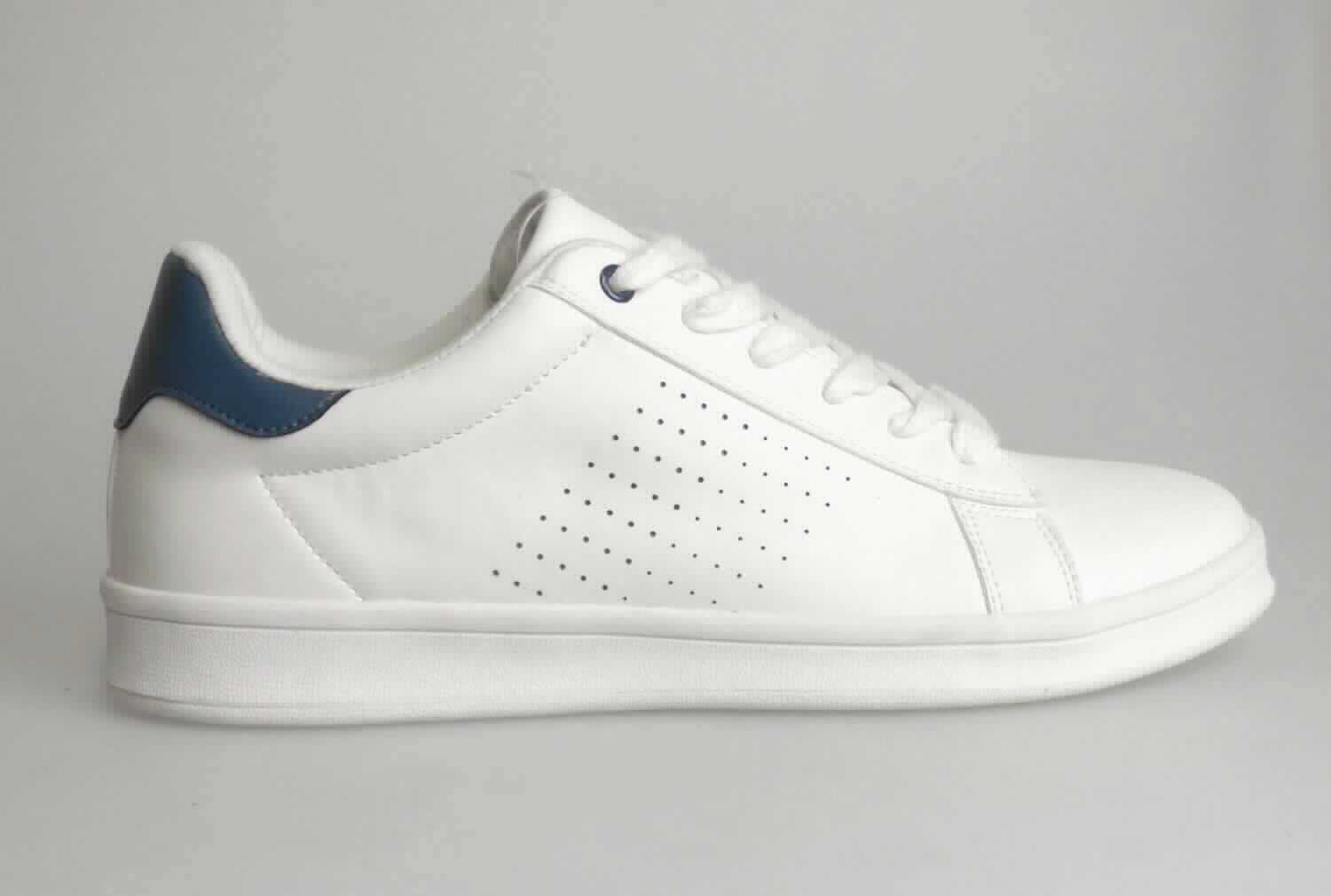 Halbschuhe (lt. Antrag: "Herren Retro Sneaker", Größe 41, Foto siehe Anlage) 
- mit Laufsohlen aus Kunststoff/Kautschuk, 
- mit Oberteil (geschlossenes Blatt) aus Kunststoff (Spinnstoff mit einer mit bloßem Auge wahrnehmbaren 
  Außenschicht aus Kunststoff),
- auf das Oberteil sind Stücke aus Kunststoff als Verstärkungsteile aufgesetzt,
- mit Schnürsenkelverschluss,
- nicht den Knöchel bedeckend, 
- ohne Metallschutz in der Vorderkappe, 
- mit einer Länge der Innensohle von ca. 27 cm, damit keine Ware der Unterposition 6402 9991,
- als Frauenschuh erkennbar.

"Schuhe, andere als in der Position 6401 genannte, mit Laufsohlen aus Kunststoff/Kautschuk und Oberteil aus 
 Kunststoff, andere als in den Unterpositionen 6402 1210 bis 6402 9991 genannte, für Frauen"