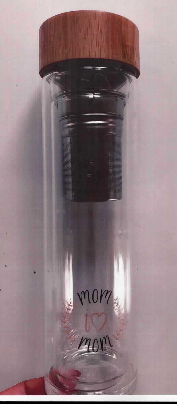 Flasche aus Glas, sog. Thermoflasche für Tee, Foto siehe Anlage,
ein Warenmuster wurde nicht vorgelegt, die Einreihung erfolgt anhand der Antragsangaben,
- in Form einer zusammengesetzten Ware mit einer Höhe von ca. 24,7 cm, bestehend aus:
- einer zylinderförmigen Flasche,
- - aus nicht gefärbten, klarsichtigem Glas,
- - am oberen Ende mit einem Schraubgewinde versehen,
- - mit einem Nenninhalt von 0,5 Liter,
- einem runden Deckel aus Holz,
- - innen mit einem Schraubgewinde aus Kunststoff versehen,
- einem herausnehmbaren, zweiteiligen Teesieb,
- - aus unedlem Metall (nichtrostender Stahl),
- - passgenau zum Einsetzen in der Öffnung gestaltet,
- soll der Zubereitung von Tee aus losen Blättern dienen,
- die Flasche aus Glas bestimmt nach dem Umfang und seiner Bedeutung in Bezug auf die Verwendung 
  den wesentlichen Charakter der zusammengesetzten Ware.

"Flasche aus Glas, von der zu Transport- oder Verpackungszwecken verwendeten Art, nicht aus Glasröhren 
 hergestellt, aus nicht gefärbtem Glas, mit einem Nenninhalt von mehr als 0,33 l, jedoch weniger als 1 l, 
 für Nahrungsmittel und Getränke"