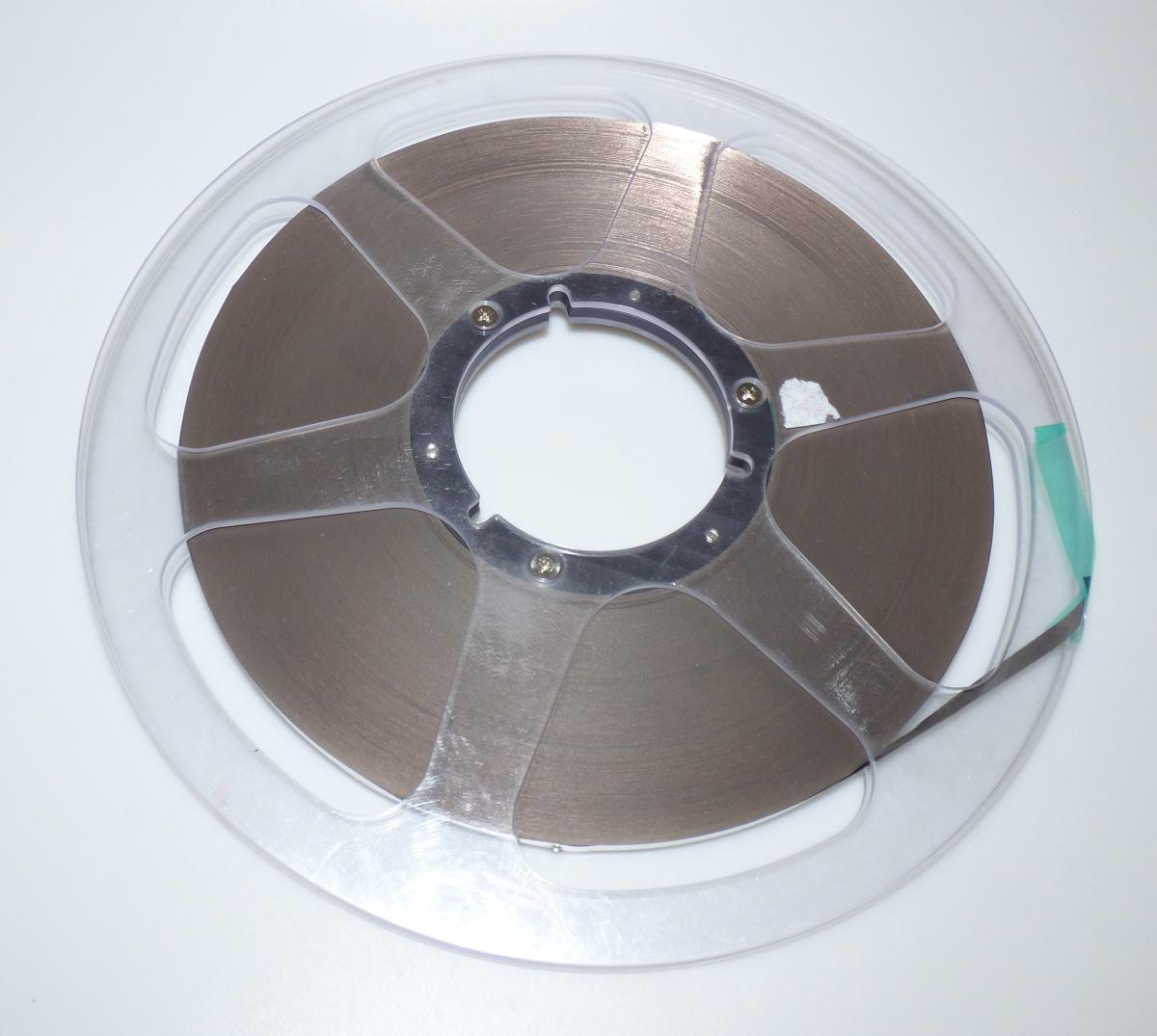 Band aus Kupfer

Bei der Ware handelt es sich um ein Band aus verzinktem Kupfer mit einem einseitig angebrachten leitfähigem Klebeband auf einer silikonisierten PET-Folie. Die Dicke das Kupferband beträgt weniger als 0,15 mm, das Band wird auf Rollen gehandelt. Die Klebefläche besteht aus einer Polyacrylat-Klebemasse mit eingestreutem Zink. Die Ware wird in unter anderem Dünnschichtsolarzellen verwendet.

Abbildung siehe Anlage.

Die Ware ist als Folien und dünne Bänder, aus Kupfer (auch bedruckt oder auf Papier, Pappe, Kunststoff oder ähnlichen Unterlagen), mit einer Dicke (ohne Unterlage) von 0,15 mm oder weniger, auf Unterlage, aus raffiniertem Kupfer, andere, in den TARIC-Code 7410 2100 90 einzureihen.