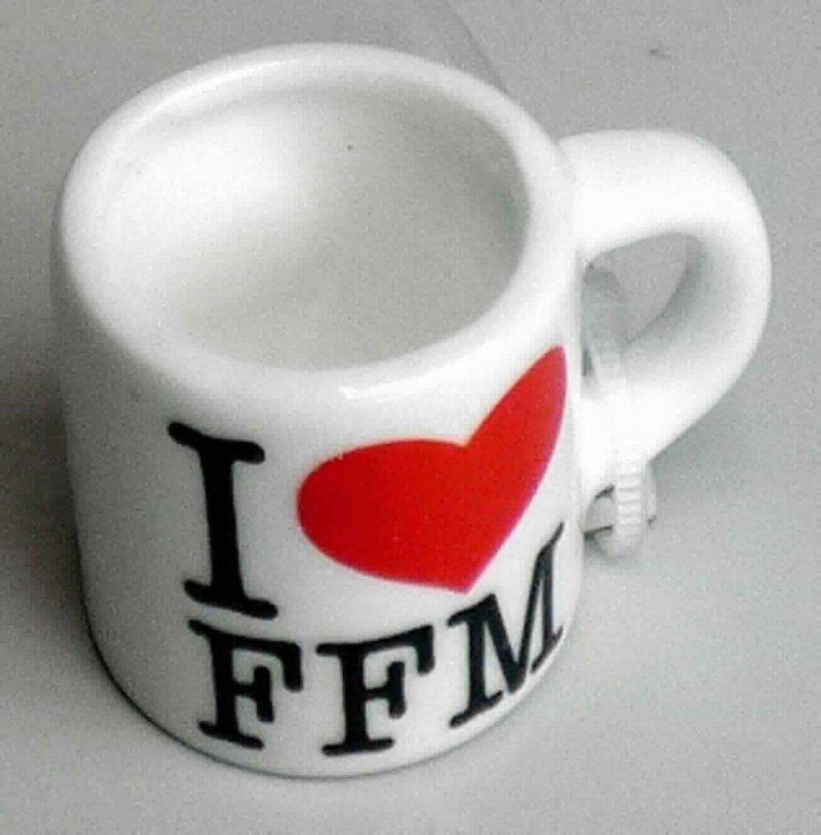 Keramischer Ziergegenstand, sog. Magnet Frankfurt, SOUVENIR, Art. 732030, Foto siehe Anlage, 
- aus verschiedenen Bestandteilen zusammengesetzte Ware, bestehend aus: 
- einem keramischen Ziergegenstand in Form eines kleinen Bierkruges: 
- - glasierter, weißer Miniatur-Bierkrug,
- - auf der Vorderseite mit einem Schriftzug "I (Herz) FFM" versehen, 
- - in den Abmessungen: ca. 2,7 cm (Durchmesser) x 2,9 cm (Höhe), 
- - keramisches Erzeugnis, nach der Formgebung gebrannt, tonmineralhaltiges Material enthaltend, 
- - lt. zusätzlicher Antragsangabe aus Porzellan, 
- - ohne Hinweise auf Handarbeit, 
- einem runden Dauermagneten:
- - Durchmesser: ca. 6 mm,
- - an der Rückseite des Bierkruges festgeklebt, 
- - dient zur Befestigung des Bierkruges auf einer metallischen Unterlage und darüber hinaus ggf. von z. B. 
    Notizzettel auf Metallunterlagen,
- der keramische Ziergegenstand bestimmt nach seinem Wert und Umfang den wesentlichen Charakter der 
  zusammengesetzten Ware. 

"Keramischer Ziergegenstand, aus Porzellan, nicht handgearbeitet"