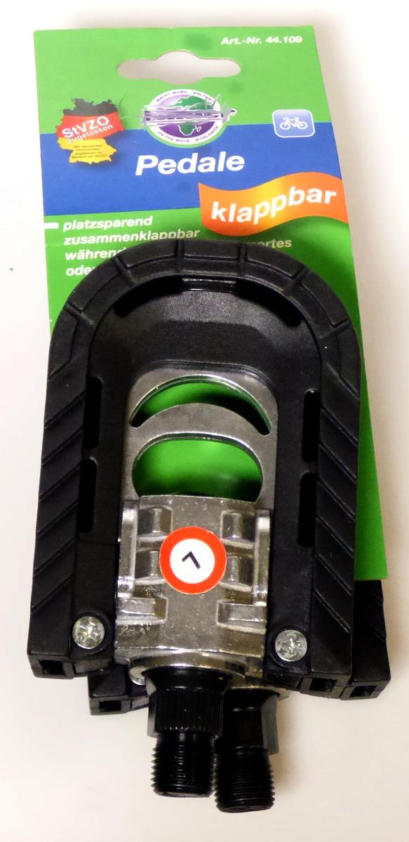 Pedale, Artikel-Nr.: 44109, Foto siehe Anlage,
- zwei Stück auf einem Pappanhänger für den Einzelverkauf aufgemacht,
- lt. Antrag aus Plastik / Nylon / Aluminium / Stahl,
- mit den Abmessungen von: 123 mm x 70 mm x 27 mm,
- mit rutschhemmender Trittfläche,
- mit jeweils zwei Reflektoren,
- erkennbares Teil zur ausschließlichen Verwendung an Fahrrädern.

"Teile (Pedale) für Fahrräder der Position 8712, andere als im TARIC-Code
8714 9610 10 genannte"
