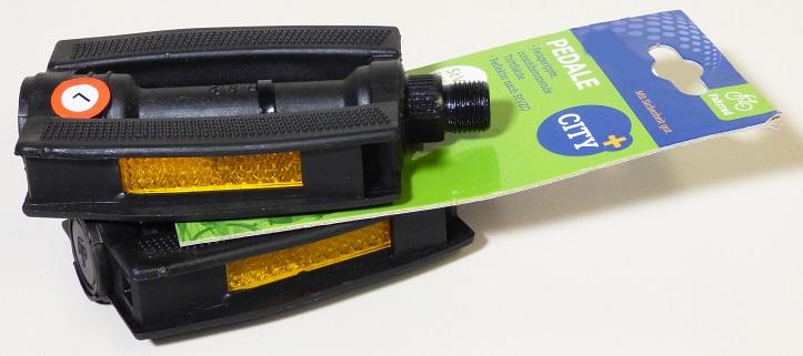 Fahrradpedale, Artikel-Nr.: 44101, Foto siehe Anlage,
- aus Kunststoff,
- mit den Abmessungen (L x B x H) von: ca. 122 mm x 75 mm x 22 mm,
- mit grobgerippten, rutschhemmenden Trittflächen,
- mit jeweils zwei Reflektoren,
- werden mit dem Kurbelarm der Kurbelgarnitur von Fahrrädern verschraubt,
- dienen der Übertragung der Antriebskraft des Fahrenden auf die Tretkurbel,
- aufgrund der Konzeption (u. a. Form und Abmessungen) erkennbar hauptsächlich
  zur Verwendung in Fahrrädern des Kapitels 87 bestimmt,
- zwei Stück auf einem Pappanhänger für den Einzelverkauf aufgemacht.

"Teile für Fahrräder der Position 8712, Pedale"