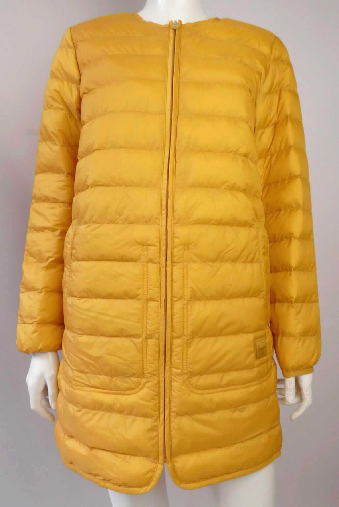 Unterziehjacke, Größe S, Foto siehe Anlage,
- aus einem dreilagigen, durch Steppen abgeteilten Verbunderzeugnis; mit einer Außen- und Innenlage aus 
  ca. 0,1 mm dicken, einfarbigen Geweben aus laut Antrag 65 % Nylon und 35 % Polyester 
  (beides synthetische Chemiefasern) sowie einer Zwischenlage aus Wattierungsstoff,
- hinten über den halben Oberschenkel reichend (Rückenlänge: ca. 89 cm), somit kein anorak- oder windjacken-
  ähnliches Kleidungsstück und keine Jacke; vorn bis zu ca. 7 cm kürzer gearbeitet, nicht bis zum halben 
  Oberschenkel reichend, u. a. deshalb kein Mantel,
- mit einem runden Halsausschnitt,
- vorn mit einer durchgehenden Öffnung mit Reißverschluss,
- ohne Hinweise auf den Trägerkreis (unisex),
- mit langen Ärmeln; an den Ärmelenden elastisch verengt,
- vorn mit zwei eingesetzten Taschen mit Reißverschluss unterhalb der Taille,
- an allen Rändern mit Streifen aus Geweben eingefasst,
- keine Arbeits- und Berufskleidung,
- wird im Allgemeinen über jeder anderen Kleidung und zum Schutz gegen das Wetter getragen.

"Kleidung, andere als in den Positionen 6201 bis 6210 und in den Unterpositionen 6211 11 bis 6211 20 
 genannte, aus Geweben, für Frauen, aus Chemiefasern, andere als in den Unterpositionen 6211 4310
 bis 6211 4342 genannte"
