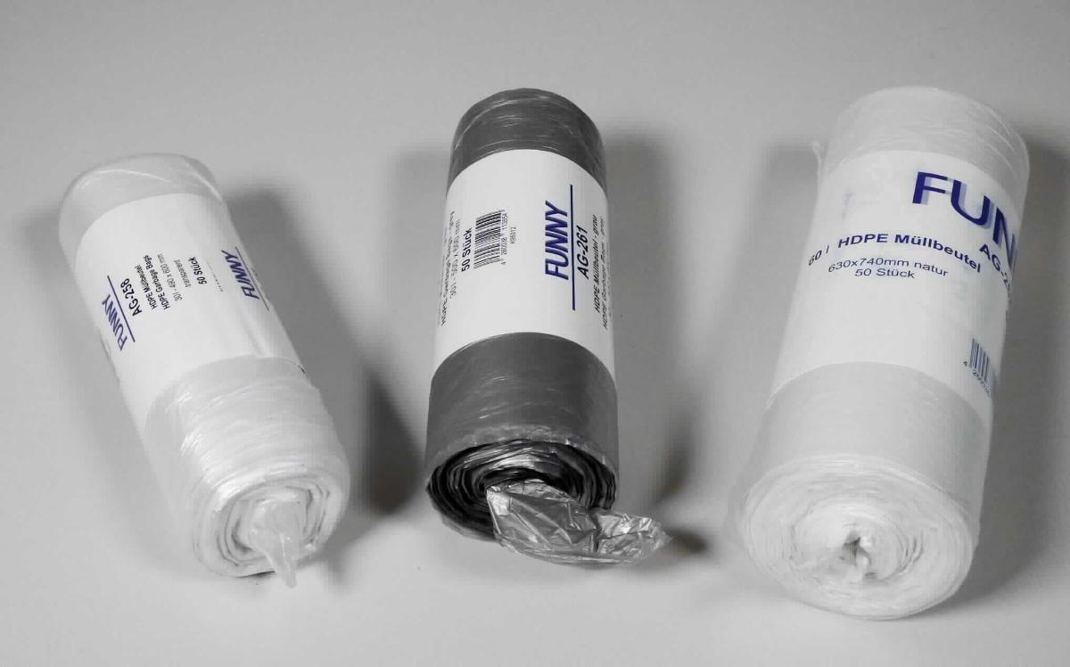 Nach den Angaben der Antragstellerin sowie den vorliegenden Warenmustern handelt es sich um sog. "Müllsäcke", bestehend aus miteinander verschweißten Folien aus Polyethylen (HDPE, Kunststoff im Sinne der Anmerkung 1 zu Kapitel 39) in verschiedenen Größen:
- AG-257; 310 x 370 mm; transparent; ca. 10 l; 4,5 µ
- AG-258; 490 x 600 mm; transparent; ca. 30 l; 4,5 µ
- AG-259; 300/240 x 530 mm; weiß; 12 µ
- AG-260; 450 x 520 mm; transparent; ca. 18 l; 4,5 µ
- AG-261; 500 x 600 mm; grau; ca. 30 l; 4,5 µ
- AG-262; 630 x 740 mm; transparent; ca. 60 l; 5 µ
- AG-264; 385/245 x 850 mm; weiß; ca. 90 l; 7 µ
- AG-266; 630 x 740 mm; transparent; ca. 60 l; 6 µ
- AG-267; 500 x 600 mm; grau; ca. 30 l; 5 µ.

Die transparenten Erzeugnisse sind als Rolle zu 50 Stück aufgemacht und mit einer bedruckten Papierbanderole versehen. Sie dienen als Transport- oder Verpackungsmittel für z. B. Hausmüll und sind für eine längere Verwendung nicht vorgesehen. 

Zolltarifrechtlich handelt es sich um "Transport- oder Verpackungsmittel aus Kunststoffen, Säcke und Beutel (einschließlich Tüten) aus Polymeren des Ethylens".