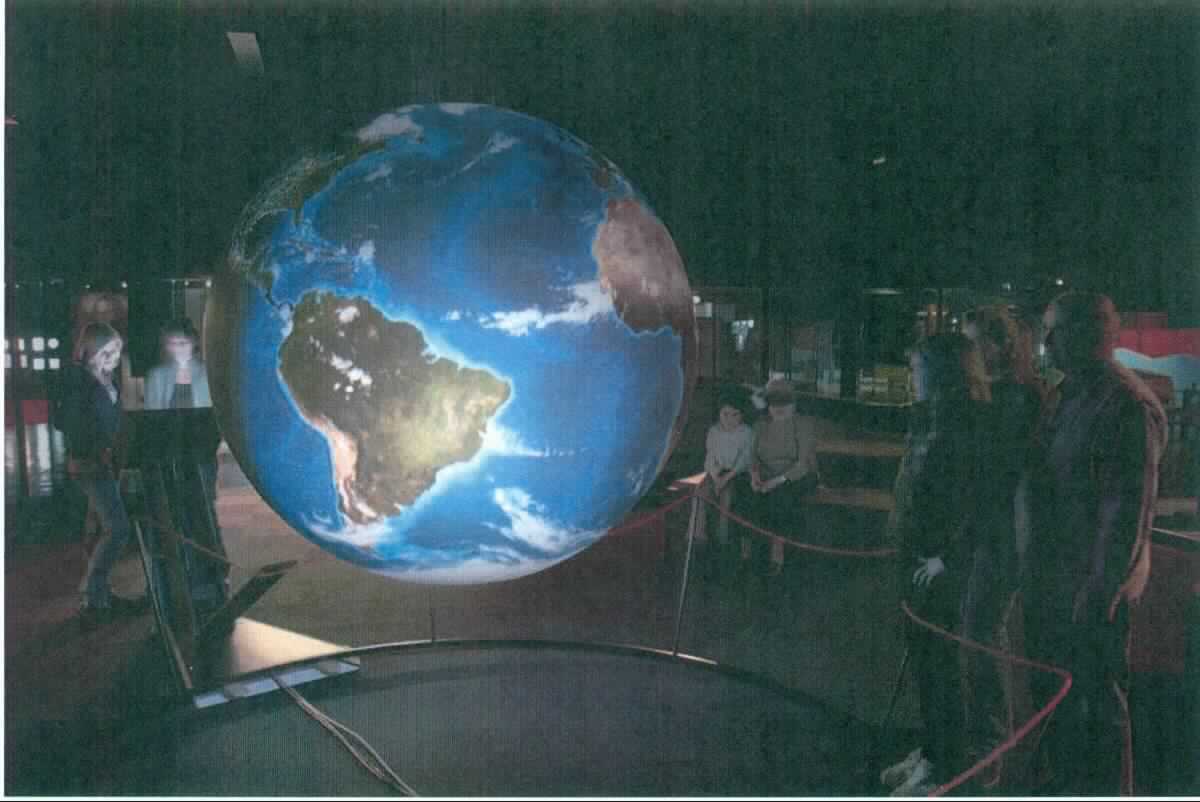 Informationsterminal, sog. Global Systems, im Wesentlichen bestehend aus einem nicht frei programmierbarem Computermodul in einem 370 x 600 x 1064 mm großen, podestförmigen Gehäuse mit einem Monitor mit berührungsempfindlicher Oberfläche. Das Gerät dient zum Abrufen von Informationen über globale Systeme, deren interaktive Präsentation und Darstellung.

Die Ware wird als "Maschine zum Erfassen und Verarbeiten von Daten in codierter Form auf Datenträgern, anderweit weder genannt noch inbegriffen" eingereiht.

Anlage: 1 Abbildung
