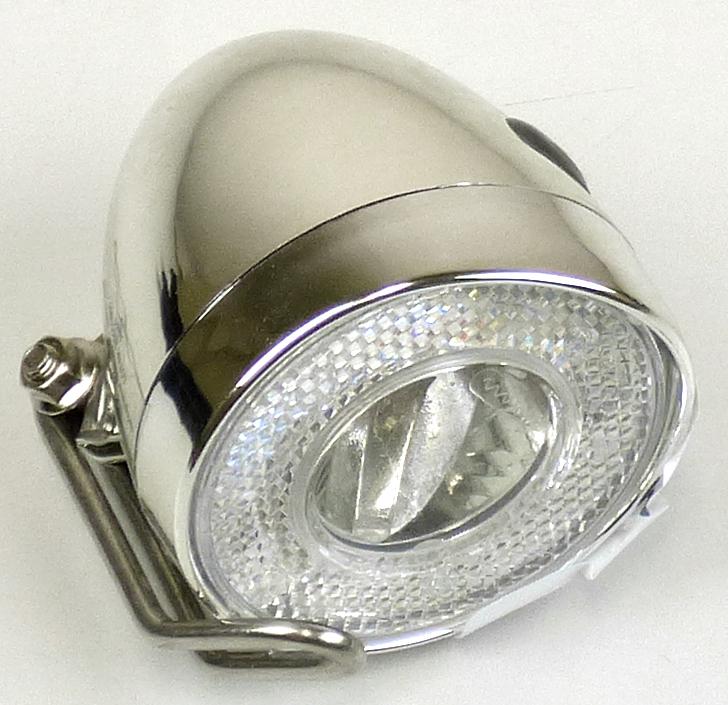 LED-Batterie-Frontlicht 30 LUX Art.-Nr. 40027 (Abbildung siehe Anlage)
 - aus einer Leuchtdiode und Ansteuerelektronik in einem Gehäuse mit Reflektor und
   klarsichtiger Abdeckung, Batteriefach, Bedienelement und Montagehalterung zur Befestigung
   an einem Fahrradlenker,
 - zur Verwendung als Beleuchtungsgerät (Frontleuchte) für Fahrräder,
 - zusammen mit Beipack (Bedienungsanleitung) auf einem Pappträger (Verkaufsumschließung) 
  aufgebracht.
 Das LED-Batterie-Frontlicht bestimmt den Charakter des Ganzen.

"Elektrisches Beleuchtungs- und Sichtsignalgerät von der für Fahrräder verwendeten Art, keine
   Ware der Position 8539, in Warenzusammenstellung in Aufmachung für den Einzelverkauf mit 
  nicht charakterbestimmendem Beipack"