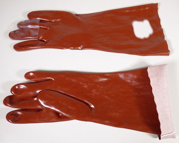 Fingerhandschuhe, sog. PVC-Handschuhe, Art. PL-P45, Größe 10, Foto siehe Anlage,
- in einem Polybeutel verpackt,
- als Fünffingerhandschuhe gearbeitet,
- aus einfarbigen Gewirken aus Spinnstoffen,
- nachträglich einseitig (Außenseite) im Tauchverfahren mit Kunststoff (laut Antrag PVC =
  Polyvinylchlorid; keine Zellstruktur erkennbar) überzogen,
- auf dem Stulpenrücken bedruckt,
- am unteren Rand lediglich wellenförmig geschnitten.

"Fingerhandschuhe, aus Gewirken, mit Kunststoff überzogen"