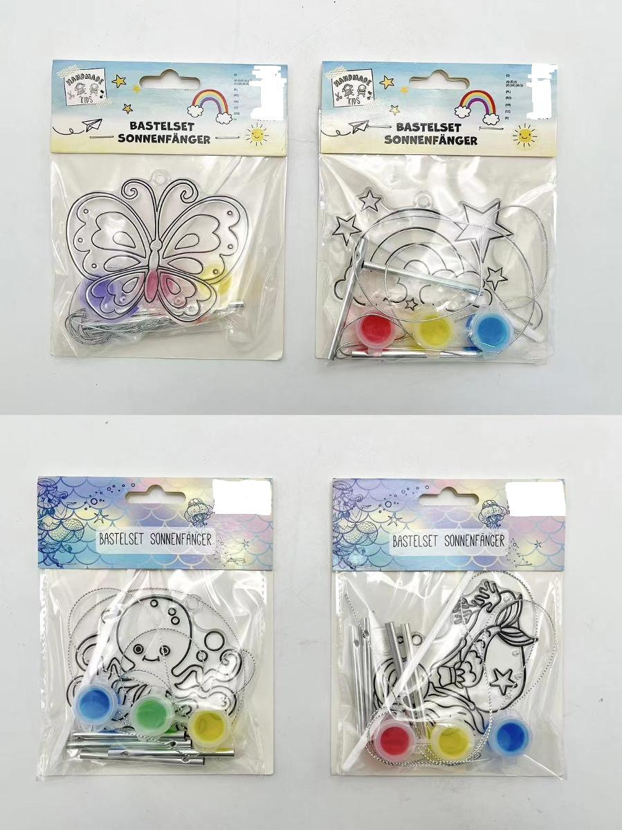 Sog. Sonnenfänger Windspiel aus Kunststoff, Edelstahl und 3 verschiedenen Farben zum Anmalen, in 4 verschiedenen Ausführungen. 
- Antragstellerangaben -

Hier vorliegende Warenmuster sind: 
„mermaid, butterfly, rainbow, prinzess, octopus“

Es handelt sich um Klangspiele, bestehend aus

- einer Platte aus klarem, durchsichtigem und farblosem
 Kunststoff, die eine Aufhäng-Öse und einen spezifischen
 Umriss aufweist und dadurch sowie mit aufgedruckten
 Konturen zu den oben genannten Bezeichnungen passt,

- vier silberfarbene Klangröhrchen aus unedlem Metall
  von etwa 65 mm Länge und 5 mm Außendurchmesser,
  mit Bohrungen an jeweils einem Ende, die bei Berührung
  oder Luftzug zusammenstoßen und dadurch einen Ton
  erzeugen (charakterbestimmend),

- eine silberfarbene Kordel von etwa 91 cm Länge.
 
Zum Zubehör gehören jeweils drei zusammenhängende Kunststofftöpfchen, die mit unterschiedlichen Farben befüllt sind und ein Kunststoffstäbchen, welches zum Farbauftrag bei der Bemalung dient. Die noch nicht zusammengefügten Erzeugnisse sind in einem Kunststoffbeutel mit einem bedruckten Karton und einem Pappanhänger in Aufmachung für den Verkauf verpackt.
 
Abbildung siehe Anlage.
 
Derartige Erzeugnisse gehören als "den Glocken ähnliche Waren, nicht elektrisch, aus unedlen Metallen" zum TARIC- Code 8306 1000 00.