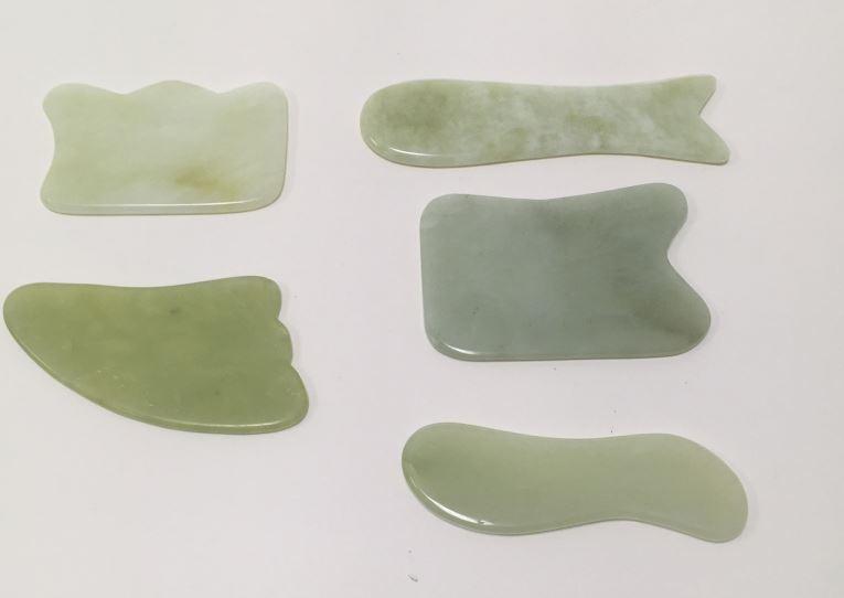 Sog. Massageplättchen, in 5 verschiedenen Formen (jeweils annähernd: Fisch-förmig, S-förmig, dreieckig, quadratisch mit seitlichen Ausformungen), aus Jade, mit  einer Dicke von ca. 5 mm, zwischen 10 und 12 cm lang und 5 bis 6 cm breit (äußere Form siehe Abbildung in der Anlage).
Die Vorrichtungen dienen als Handapparate der sog. Gua Sha Massage (Schabetechnik der traditionellen chinesischen Medizin), bei der die Massagewirkung durch den Druck entsteht, der von der die Massage ausübenden Person erzeugt wird.

Die Ware wird als "Massagegerät, nicht von der Unterposition (KN ) 9019 1010 erfasst" eingereiht.