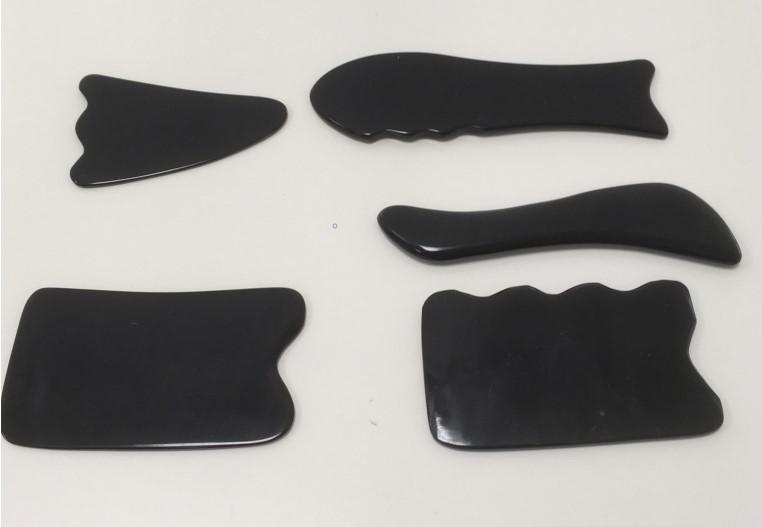 Sog. Massageplättchen, in 5 verschiedenen Formen (jeweils annähernd: Fisch-förmig, S-förmig, dreieckig, quadratisch mit seitlichen Ausformungen), aus Büffelhorn, mit einer Dicke von ca. 5 mm, zwischen 10 und 12 cm lang und 5 bis 6 cm breit (äußere Form siehe Abbildung in der Anlage).
Die Vorrichtungen dienen als Handapparate der sog. Gua Sha Massage (Schabetechnik der traditionellen chinesischen Medizin), bei der die Massagewirkung durch den Druck entsteht, der von der die Massage ausübenden Person erzeugt wird.

Die Ware wird als "Massagegerät, nicht von der Unterposition (KN ) 9019 1010 erfasst" eingereiht.