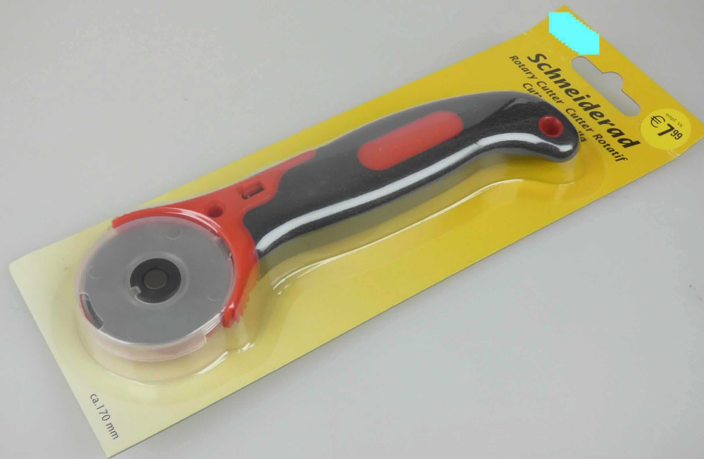 "Schneiderad";

- mit freiem Arm zu handhabendes Erzeugnis mit drehbar gelagerter und auswechselbarer,
  schneidender Rundklinge aus Stahl, die mittels einer Schraubverbindung an einem Griff aus
  Kunststoff fixiert ist

- mit einer Arretierung und einem Klingenschutz versehen

- mit einer Länge von ca. 17,5 cm und einem Klingendurchmesser von ca. 4,5 cm

- zum Schneiden von z. B. Stoff

- in einer Blisterverpackung aufgemacht

Abbildung siehe Anlage.

Derartige Erzeugnisse gehören als "andere Schneidwaren mit arbeitendem Teil aus unedlem Metall" zum TARIC-Code 8214 9000 00.