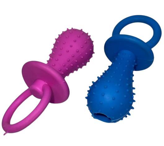 Angaben des Antragstellers:
Hundespielzeug Schnuller, aus TPR (60 % Gummi und 40 % Elastomer), in Aufmachung für den Einzelverkauf.

Feststellungen an einem Warenmuster:
Es wurde ein blauer, stilisierter Schnuller mit genoppter Oberfläche aus einem elastischen Material vorgelegt. Die Ware besteht aus einem nicht vulkanisierten Kautschuk und ist mit einem Verkaufsetikett als Hundespielzeug für den Einzelverkauf aufgemacht.

Befund:
Andere Formen aus nicht vulkanisiertem Kautschuk.
