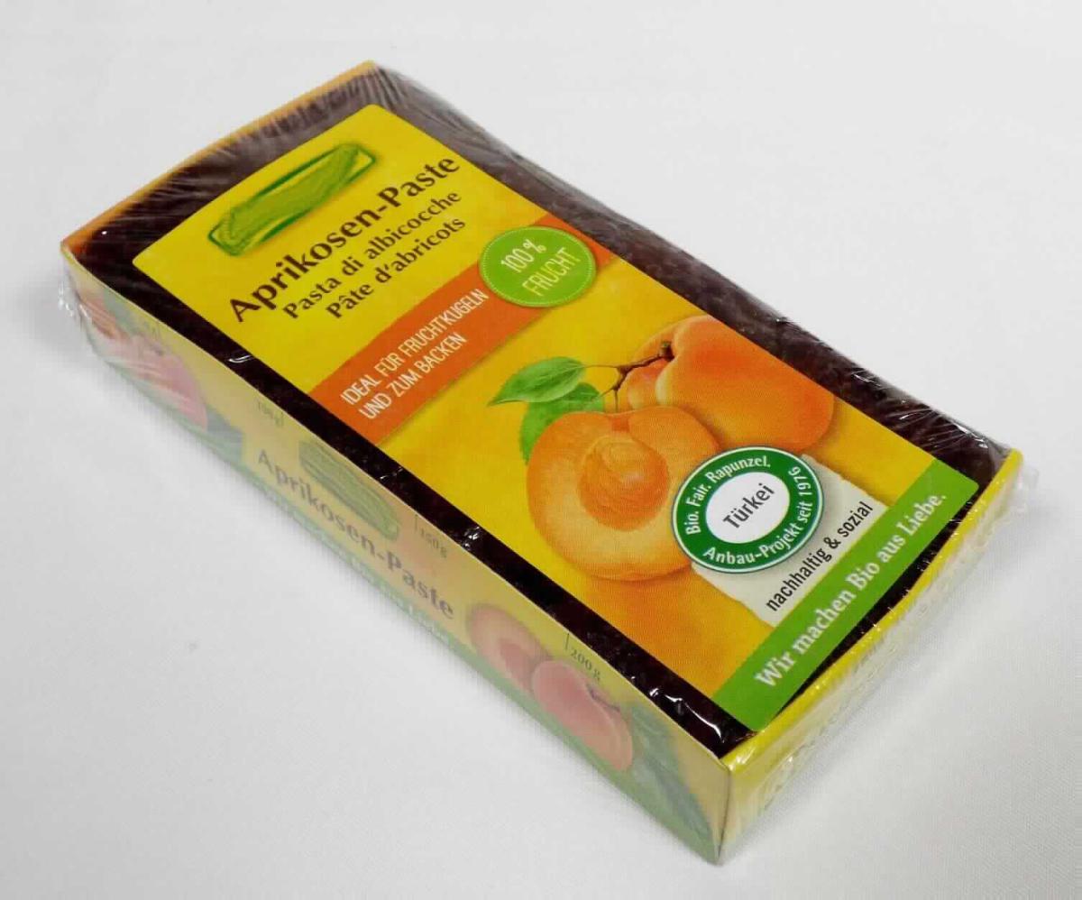 Aprikosenpaste

Vorgelegt wurde eine für den Einzelverkauf aufgemachte, mehrfarbig bedruckte, rechteckige, flache Pappschale, 
in farblose Kunststofffolie eingeschweißt. Der Aufdruck enthält Angaben über den Vertreiber und die Produktbezeichnung, den Nettoinhalt (250 g), die Zutaten (100 % getrocknete Aprikosen) und die Nährwerte.
Inhalt: rotbraune, inhomogene, weiche Fruchtmasse; Geschmack nach Aprikose, süß.

Früchte (ausgenommen solche der Positionen 0801 bis 0806 der KN), getrocknet, Aprikosen.
