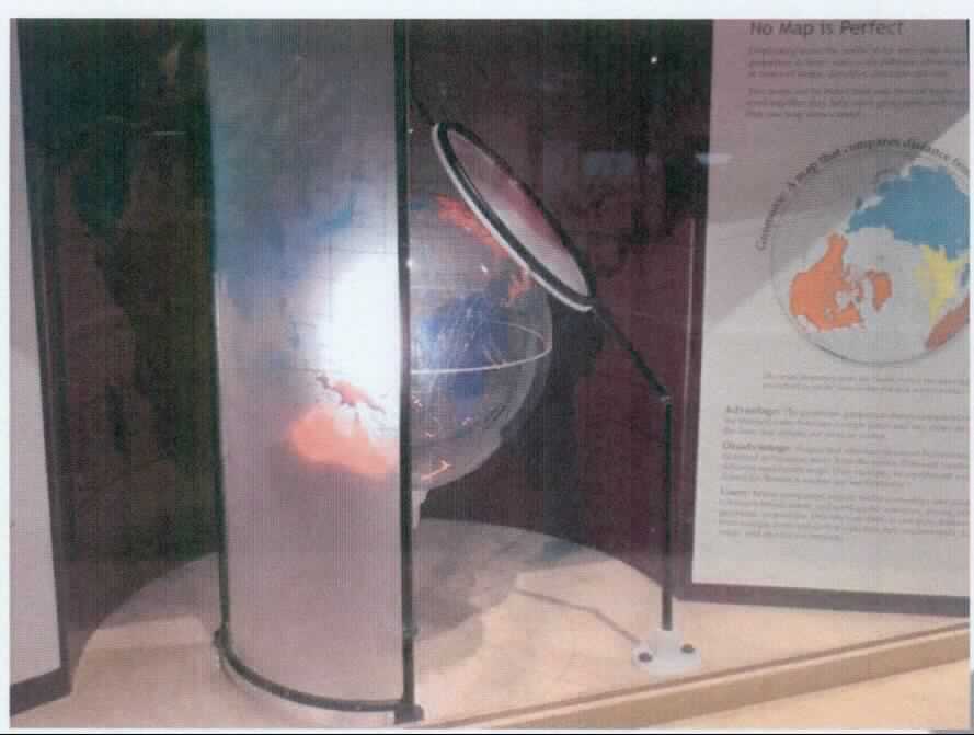 Bei dem Erzeugnis mit der Bezeichnung "Map Projector" handelt es sich seiner Beschaffenheit und der vorgesehenen Verwendung nach um ein Exponat zu Vorführzwecken in Museen, Science Centern und ähnlichen Einrichtungen, das zur ausschließlichen Wissensvermittlung von wissenschaftlichen Phänomenen und Ergebnissen dient.
Mit dem Exponat "Map Projector", Seriennummer 8378, lernt der Besucher die Prinzipien der Illustration von kugelförmigen Karten im Vergleich zu ebenen Karten kennen. Hierfür ist eine Weltkarte auf der Oberfläche einer transparenten Kugel gedruckt, die von innen durch Drücken eines Startknopfes beleuchtet werden kann. Das Licht schattet die Weltkarte auf einem ebenen und einem gekrümmten Hintergrund. Der Globus ist im Uhrzeigersinn und gegen den Uhrzeigersinn drehbar. 

Wesentliche Bestandteile des Exponats (teilweise noch nicht zusammengesetzt):
- 1 Globus (bestehend aus 1 Erdkugel und 10 Kontinenten) auf einer Säule mit Platform und Korpus sowie elektrischer und elektronischer Ausstattung (u.a. Steuerung),
- ggf. auch mit Schautafeln u. dgl..

Die Ware ist als "Instrument, Apparat, Gerät und Modell, seiner Beschaffenheit nach zu Vorführzwecken bestimmt, nicht zu anderer Verwendung geeignet, nicht von dem TARIC-Code 9023 0010 00 erfasst" einzureihen.

Anlage: 1 Abbildung