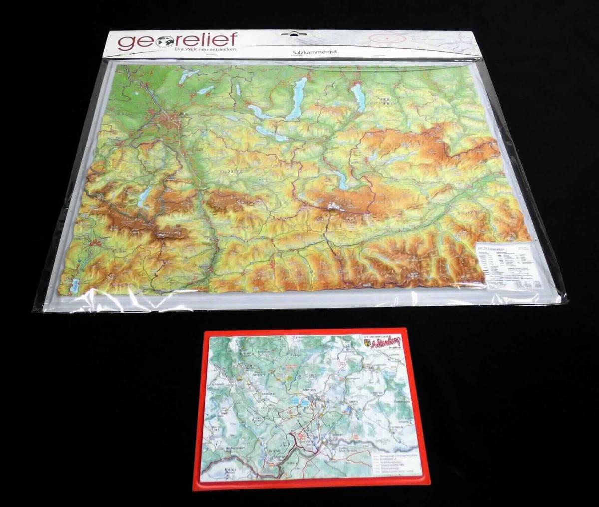 Sog. graphische Darstellung von Landschaften, bei der die Höhenstruktur mit kartographischen und plastischen Mitteln besonders hervorgehoben wird, im DIN-A6-Format, aus Kunststoff (Hart-PVC). Die maßstabsgetreue (1:115.000) Abbildung von Altenberg im Erzgebirge in Reliefform dient als Anschauungsmaterial zu Vorführzwecken. Für eine anderweitige Verwendung, zum Beispiel als Postkarte, ist das Modell ungeeignet, da die Rückseite nicht so gestaltet und auch nicht zu beschreiben ist.
Zur äußeren Form siehe Abbildungen von Vorder- und Rückseite in Anlage.

Eine Einreihung in das Kapitel 49 kommt nicht in Betracht, da bedruckte Reliefkarten gemäß Anmerkung 1 b) zu Kapitel 49 der Position 9023 zugewiesen werden und vom Kapitel 49 ausgenommen sind.

Die Ware wird als "Modell, seiner Beschaffenheit nach zu Vorführzwecken bestimmt (z. B. beim Unterricht oder auf Ausstellungen), nicht zu anderer Verwendung geeignet, nicht von Unterposition (KN) 9023 0010 erfasst" eingereiht.