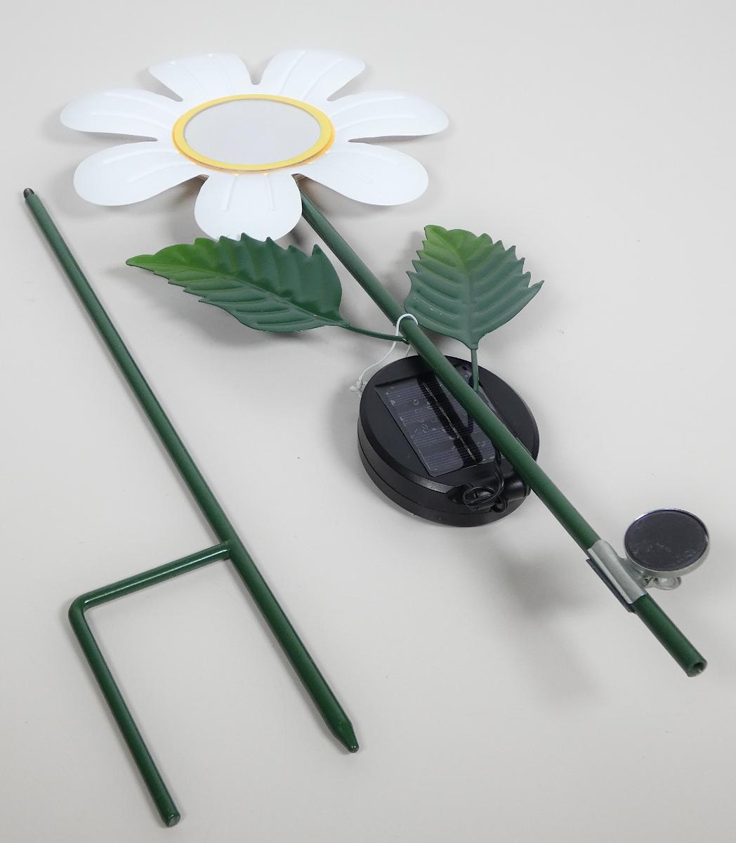 Es handelt sich um aus verschiedenen Bestandteilen bestehende, noch nicht zusammengesetzte Gartenstecker (Länge: etwa 90 cm), im Wesentlichen bestehend
aus einem dekorativen Element aus unedlem Metall in Form einer stilisierten Blume (Durchmesser: etwa 22 cm) mit einem eingesetzten Spiegel, welcher auf einem
zweiteiligen, zusammensteckbaren Stab aus unedlem Metall aufgebracht ist. Der Stab ist am unteren Ende U-förmig ausgearbeitet und etwa mittig mit einem Kunststoffgehäuse mit einem Solarmodul, einem Akku und einem Ein-/Ausschalter ausgestattet.
Die Erzeugnisse werden in den Boden gesteckt und dienen zum Ausschmücken von Gärten und dergleichen.
- Antragstellerangaben -
Abbildung siehe Anlage.

Derartige Erzeugnisse gehören als "andere Ziergegenstände aus unedlen Metallen, nicht versilbert, vergoldet oder platiniert" zur Codenummer 8306 2900 00 0 des Zolltarifs.