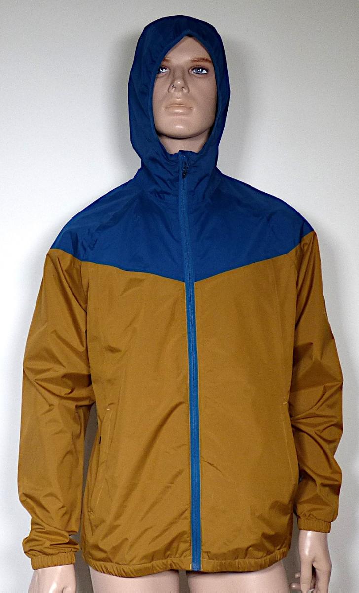 Blouson, sog. He.-Funktions-Jacke Mancor ux, Artikel-Nr.: 302523, Größe M/50, Foto siehe Anlage,
- aus verschiedenen, ca. 0,2 mm dicken, einfarbigen, einseitig (Innenseite) mit dem bloßen Auge
  wahrnehmbar mit augenscheinlich Kunststoff überzogenen Geweben der Position 5903 aus laut
  Antrag 100 % Polyester (synthetische Chemiefasern),
- durchgehend gefüttert,
- über den Schritt reichend (Rückenlänge: ca. 75,5 cm),
- mit einer angesetzten Kapuze, mit elastischer Randeinfassung,
- vorn mit einer durchgehenden Öffnung mit Reißverschluss, am Kapuzenrand mit einer kurzen
  Überlappung von links auf rechts (Männerkleidung),
- mit langen Ärmeln, die über den unteren Rand des Kleidungsstücks hinausreichen, an den
  Ärmelenden elastisch verengt,
- vorn unterhalb der Taille mit zwei eingesetzten Taschen mit Reißverschluss,
- am unteren Rand durch Umschlagen und Festnähen gesäumt und durch ein eingezogenes, sog.
  Gummiband verengt,
- erfüllt die Merkmale zur Einreihung als Blouson, somit keine Jacke.

"Blouson, aus Geweben, für Männer, aus Chemiefasern"
