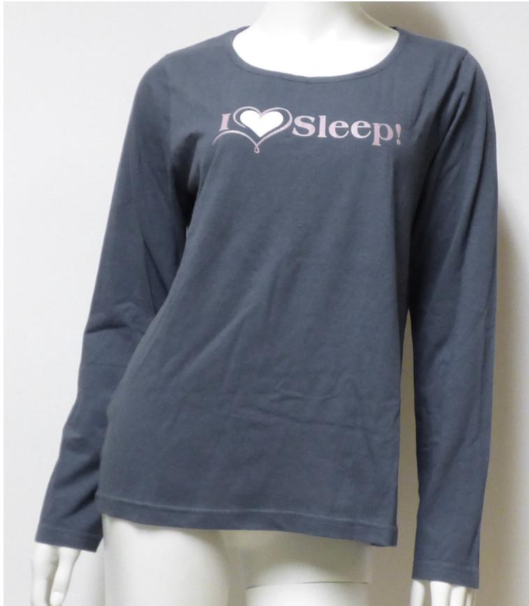 T-Shirt und lange Hose, sog. Damen-Schlafanzug, Art. Emma-PY, Größe S, Foto siehe Anlage,
- als zweiteilige Zusammenstellung; kein Schlafanzug, da die Kleidungsstücke nach ihren objek-
  tiven Merkmalen (insbesondere nach Schnitt, Material und Gesamteindruck) unterschiedslos
  im Bett oder an anderen Orten getragen werden können und daher nicht dazu bestimmt sind,
  ausschließlich oder im Wesentlichen als Nachtkleidung getragen zu werden,
- keine Kombination, u. a. weil ein Kleidungsstück der Position 6109 (T-Shirt) nicht als Bestandteil
  einer Kombination zugelassen ist,
- getrennte Einreihung aller Bestandteile, weil die Kleidungsstücke nicht zusammen in eine 
  Position eingereiht werden können,
- T-Shirt:
-- aus ca. 0,6 mm dicken (leichten), einfarbigen Gewirken aus laut Antrag 100 % Baumwolle,
-- über die Taille reichend (Rückenlänge. ca. 65 cm),
-- mit einem runden, leicht halsfernen Ausschnitt mit einer Randeinfassung,
-- ohne Öffnung und ohne Verschluss,
-- mit langen, enganliegenden Ärmeln,
-- auf der Vorderseite mit einem Aufdruck verziert,
-- am unteren Rand und an den Ärmelenden durch Umschlagen und Festnähen gesäumt.

"T-Shirt, aus Gewirken, aus Baumwolle"