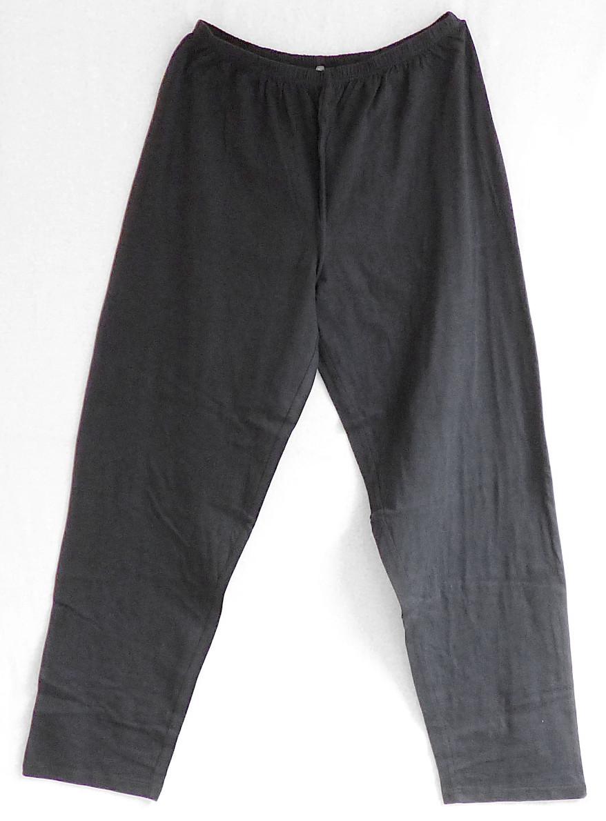 Modisches Unterhemd und lange Hose, sog. Herren-Schlafanzüge, Art. Ubbo-PY, Größe L, Foto siehe Anlage,
- als zweiteilige Zusammenstellung; kein Schlafanzug, da die Kleidungsstücke nach ihren objek-
  tiven Merkmalen (insbesondere nach Schnitt, Material und Gesamteindruck) unterschiedslos im
  Bett oder an anderen Orten getragen werden können und daher nicht dazu bestimmt sind, aus-
  schließlich oder im Wesentlichen als Nachtkleidung getragen zu werden,
- keine Kombination, u. a. weil ein Kleidungsstück der Position 6109 (modisches Unterhemd) 
  nicht als Bestandteil einer Kombination zugelassen ist,
- getrennte Einreihung aller Bestandteile, weil die Kleidungsstücke nicht zusammen in eine 
  Position eingereiht werden können,
- lange Hose:
-- aus ca. 0,6 mm dicken, einfarbigen Gewirken aus laut Antrag 100 % Baumwolle,
-- in der Taille abschließend, mit einem Taillenbund, mit einem eingezogenen, elastischen Band
   verengt,
-- ohne Öffnung und ohne Verschluss, 
-- ohne Hinweise auf den Trägerkreis (unisex, somit keine Einreihung als Männerkleidung),
-- mir knöchellangen Hosenbeinen; an den Beinabschlüssen durch Umschlagen und Festnähen
   gesäumt.

"Lange Hose, aus Gewirken, für Frauen, aus Baumwolle"