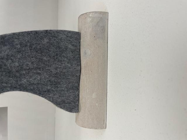 Dekorationsartikel, Foto siehe Anlage,
- in Form eines stilisierten Hirschkopfes, laut Antrag in den Abmessungen von ca. 
  5 cm x 23 cm x 33 cm,
- doppelt gearbeitet, laut Untersuchungsergebnis aus genadelten und mit Bindemittel 
  bzw. Bindefasern verfestigten Vliesstoffen aus synthetischen Chemiefasern; somit keine 
  Ware aus Filz,
- im Inneren mit einem stabilisierenden Stab und unten mit einem Sockel (beide aus Holz)
  versehen,
- durch Zusammenfügen konfektioniert,
- wird zu Dekorationszwecken verwendet,
- keine Ware zur Innenausstattung, da ohne raumbezogene Funktion,
- ohne eindeutigen Bezug zum Weihnachtsfest, somit keine Ware der Position 9505,
- im Hinblick auf den Umfang und das äußere Erscheinungsbild verleihen die Vliesstoffe 
  der Ware ihren wesentlichen Charakter.

"Andere konfektionierte Ware (Dekorationsartikel), aus Spinnstoffen, aus Vliesstoffen"