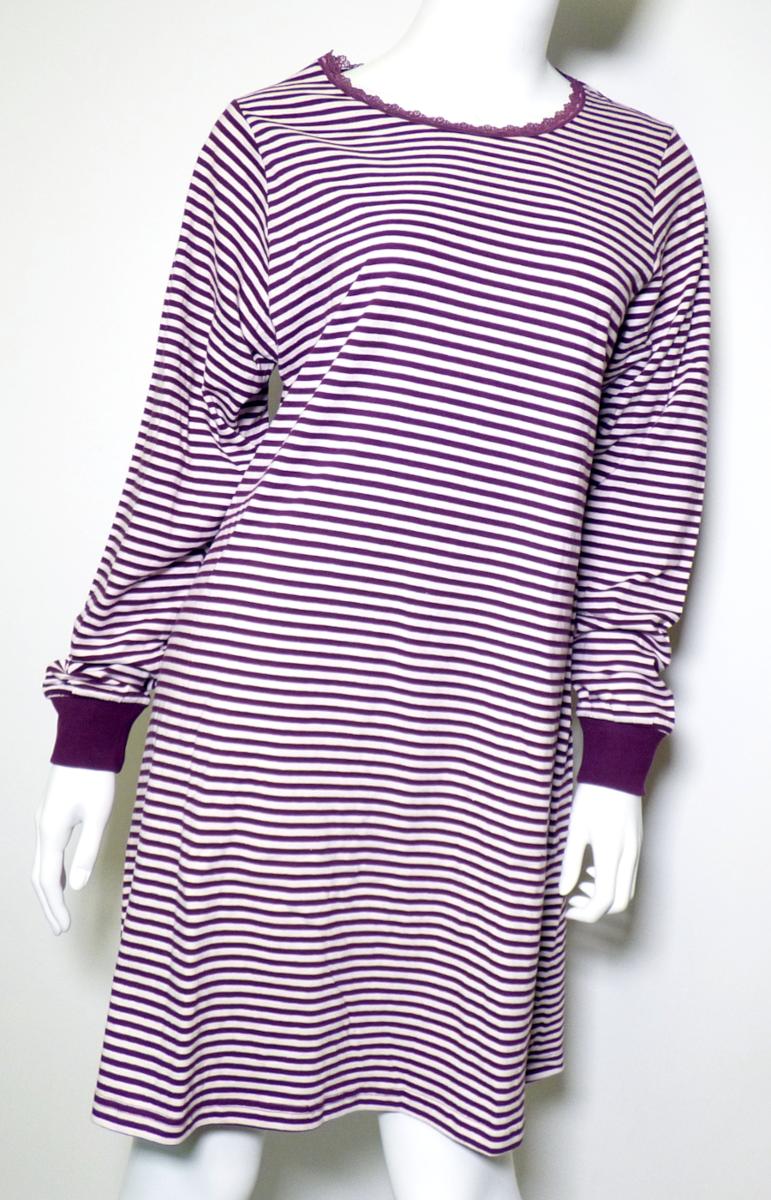 Kleid, sog. Damen-Sleepshirt, Art. Sarah-SP/KS, Größe 36/38, Foto siehe Anlage,
- aus ca. 0,7 mm dicken, buntgewirkten Gewirken aus laut Antrag 100 % Baumwolle,
- über den halben Oberschenkel reichend (Rückenlänge: 93 cm),
- mit einem runden Halsausschnitt, mit einer ca. 1 cm breiten Borte aus musterbildend durch-
  brochenen Gewirken (sog. Raschelspitze) verziert, 
- ohne Öffnung und ohne Verschluss,
- mit langen Ärmeln; an den Ärmelenden mit angesetzten, gerippt gewirkten Bündchen, 
- am unteren Rand durch Umschlagen und Festnähen gesäumt,
- kann aufgrund der Länge ohne ein weiteres, den Unterkörper bedeckendes Kleidungsstück
  getragen werden,
- kann unterschiedslos im Bett oder an anderen Orten getragen werden und ist daher nicht dazu
  bestimmt, ausschließlich oder im Wesentlichen als Nachtkleidung im Bett getragen zu werden,
  somit kein Nachthemd.

"Kleid, aus Gewirken, für Frauen, aus Baumwolle"